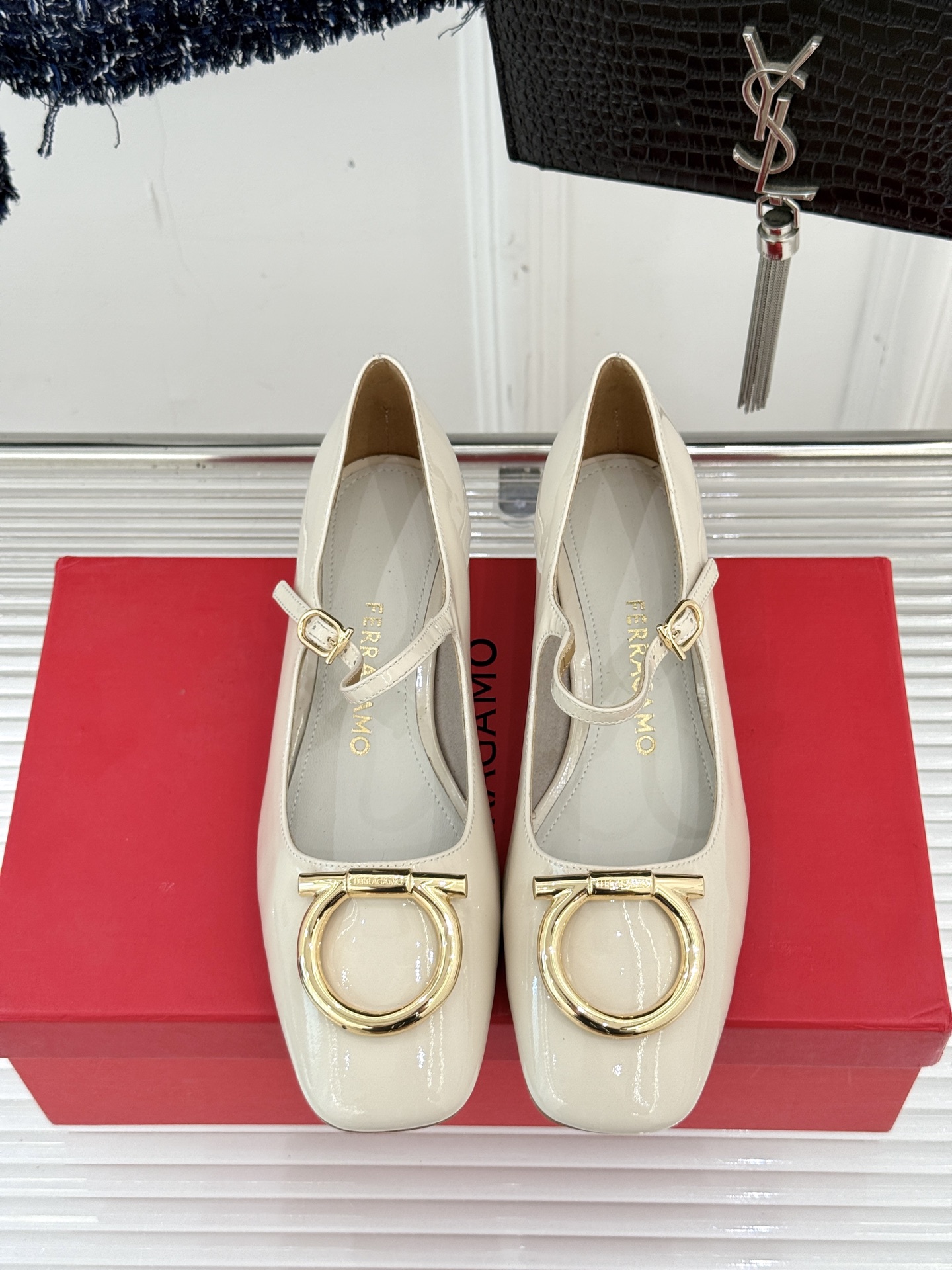 Ferragamo/菲拉格慕大金属扣方头粗跟玛丽珍鞋以经典之名 演绎当代优雅。标志性大金属扣闪耀鞋身瞬间
