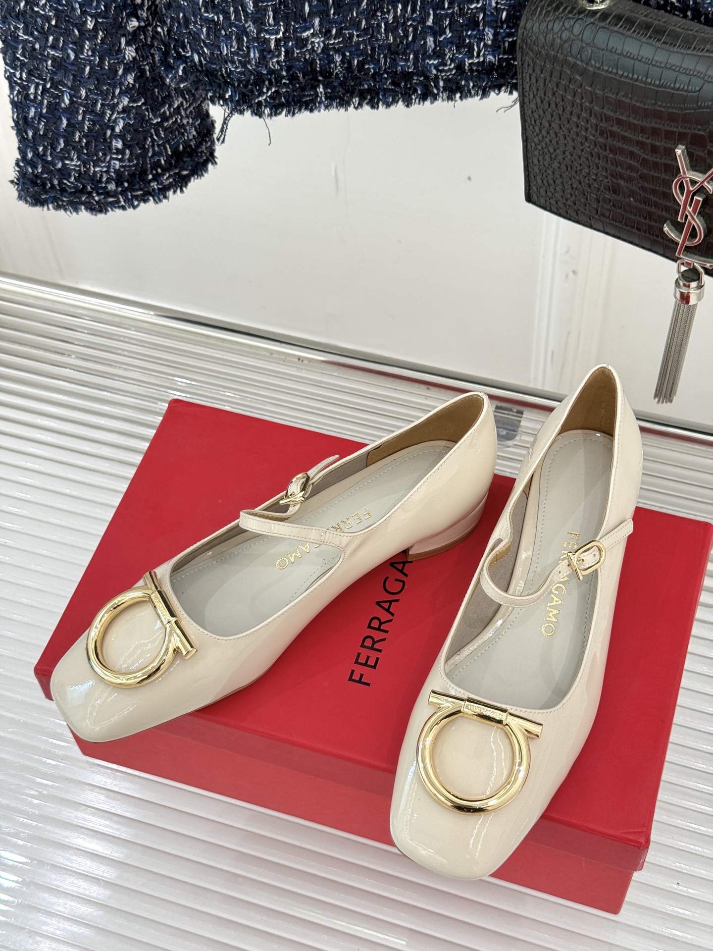 Ferragamo/菲拉格慕大金属扣方头粗跟玛丽珍鞋以经典之名 演绎当代优雅。标志性大金属扣闪耀鞋身瞬间
