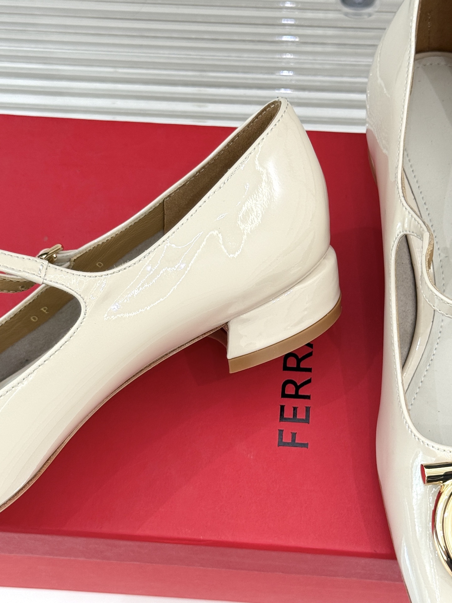 Ferragamo/菲拉格慕大金属扣方头粗跟玛丽珍鞋以经典之名 演绎当代优雅。标志性大金属扣闪耀鞋身瞬间