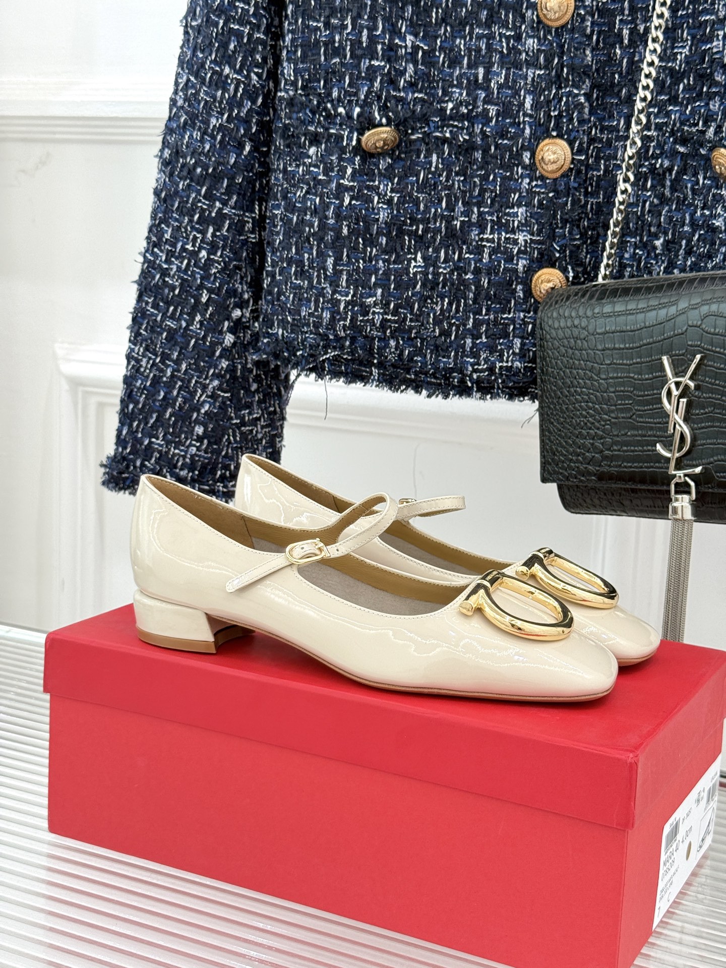 Ferragamo/菲拉格慕大金属扣方头粗跟玛丽珍鞋以经典之名 演绎当代优雅。标志性大金属扣闪耀鞋身瞬间