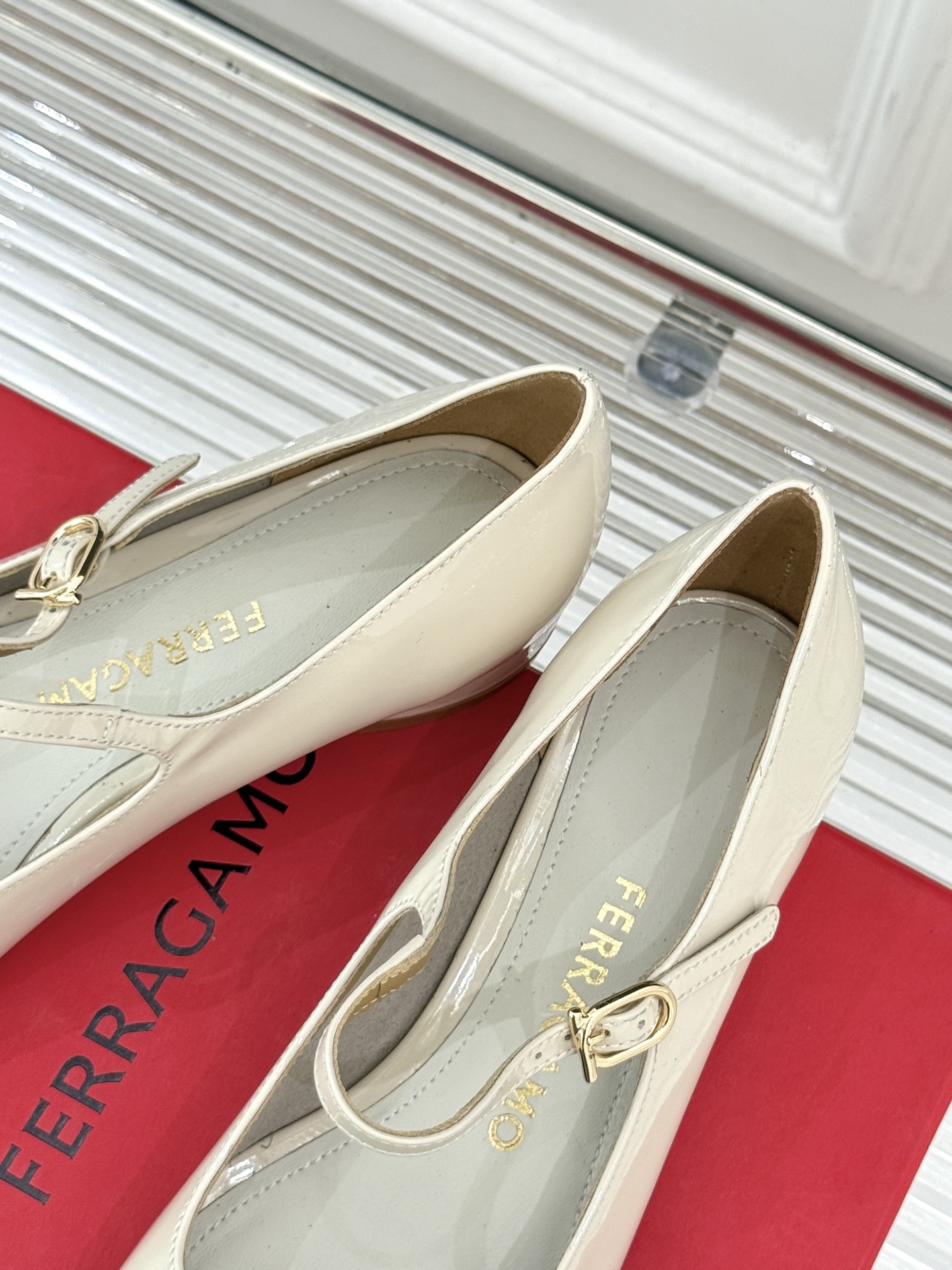Ferragamo/菲拉格慕大金属扣方头粗跟玛丽珍鞋以经典之名 演绎当代优雅。标志性大金属扣闪耀鞋身瞬间