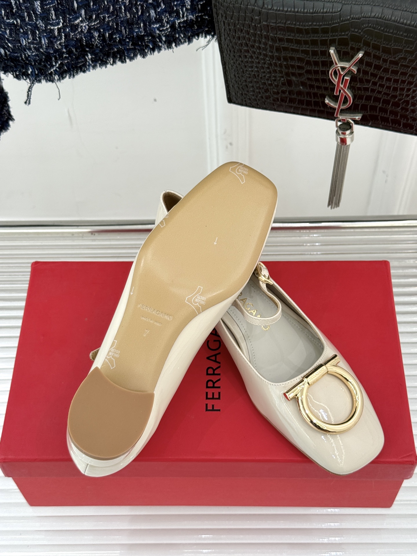 Ferragamo/菲拉格慕大金属扣方头粗跟玛丽珍鞋以经典之名 演绎当代优雅。标志性大金属扣闪耀鞋身瞬间
