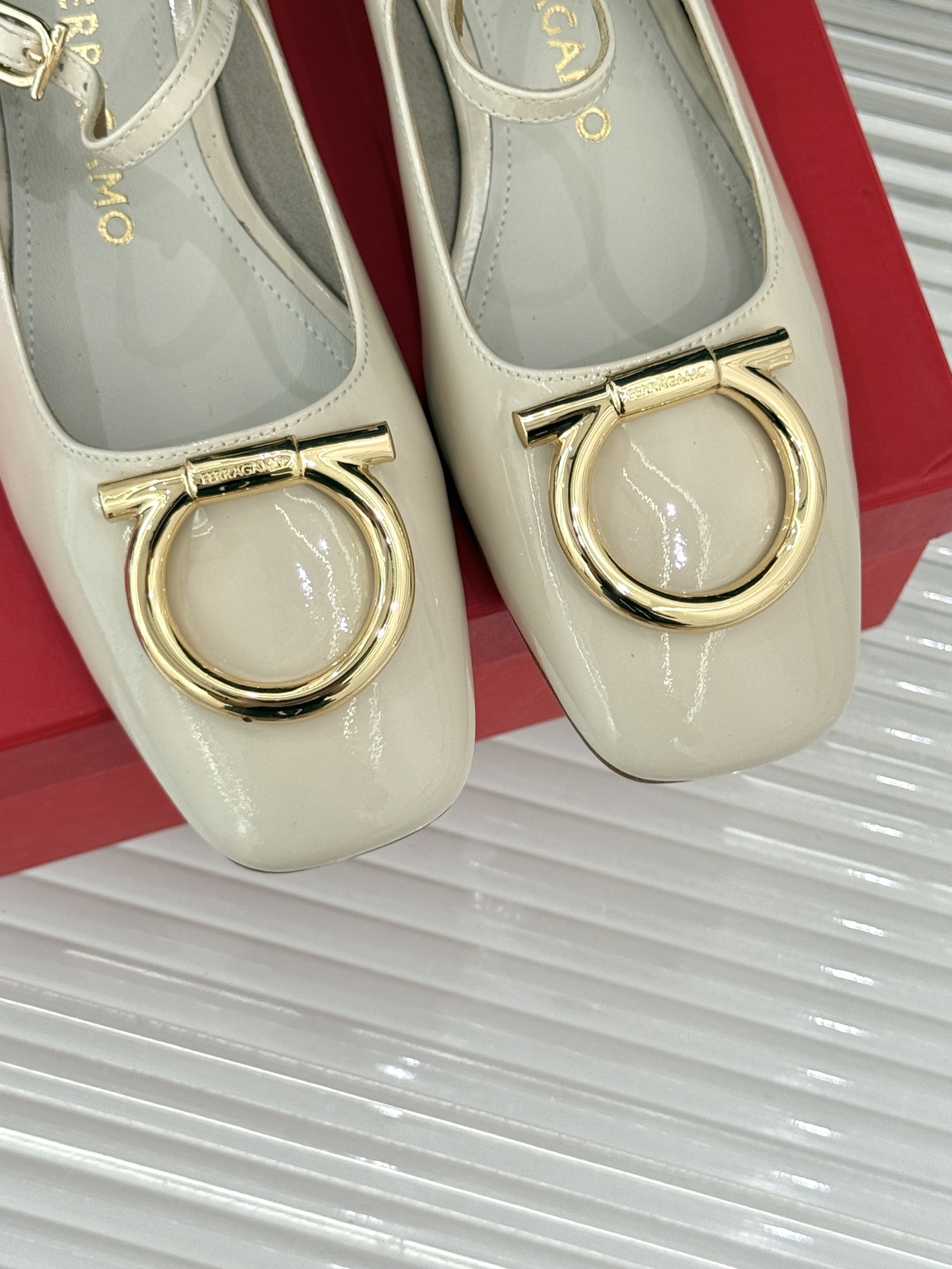 Ferragamo/菲拉格慕大金属扣方头粗跟玛丽珍鞋以经典之名 演绎当代优雅。标志性大金属扣闪耀鞋身瞬间