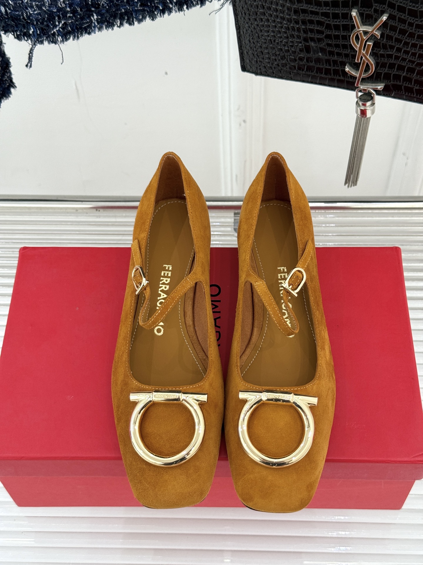 Ferragamo/菲拉格慕大金属扣方头粗跟玛丽珍鞋以经典之名 演绎当代优雅。标志性大金属扣闪耀鞋身瞬间