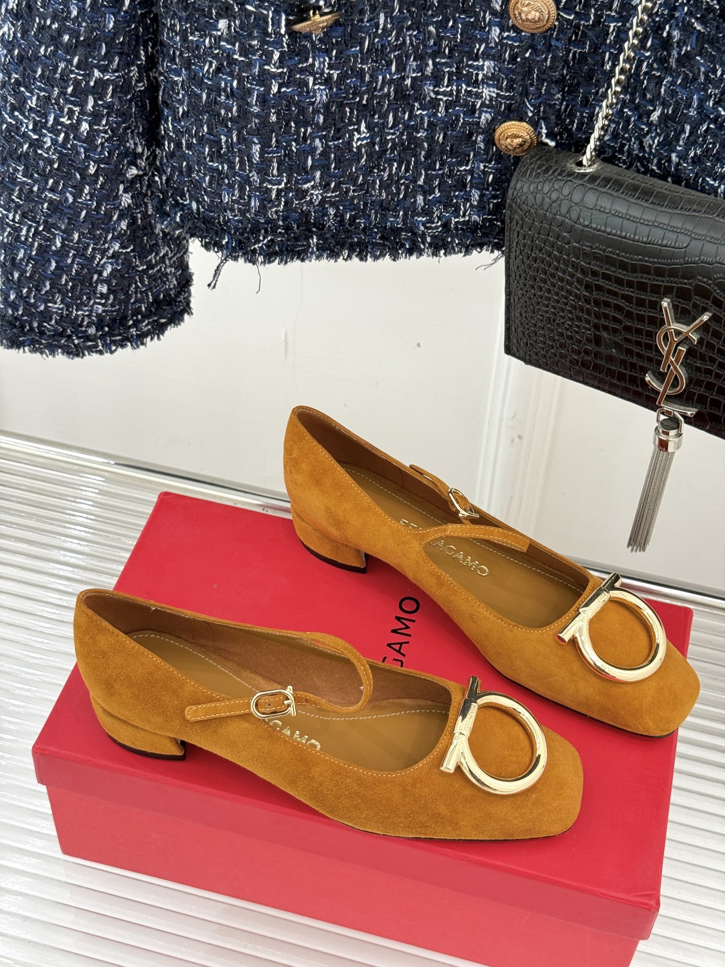 Ferragamo/菲拉格慕大金属扣方头粗跟玛丽珍鞋以经典之名 演绎当代优雅。标志性大金属扣闪耀鞋身瞬间