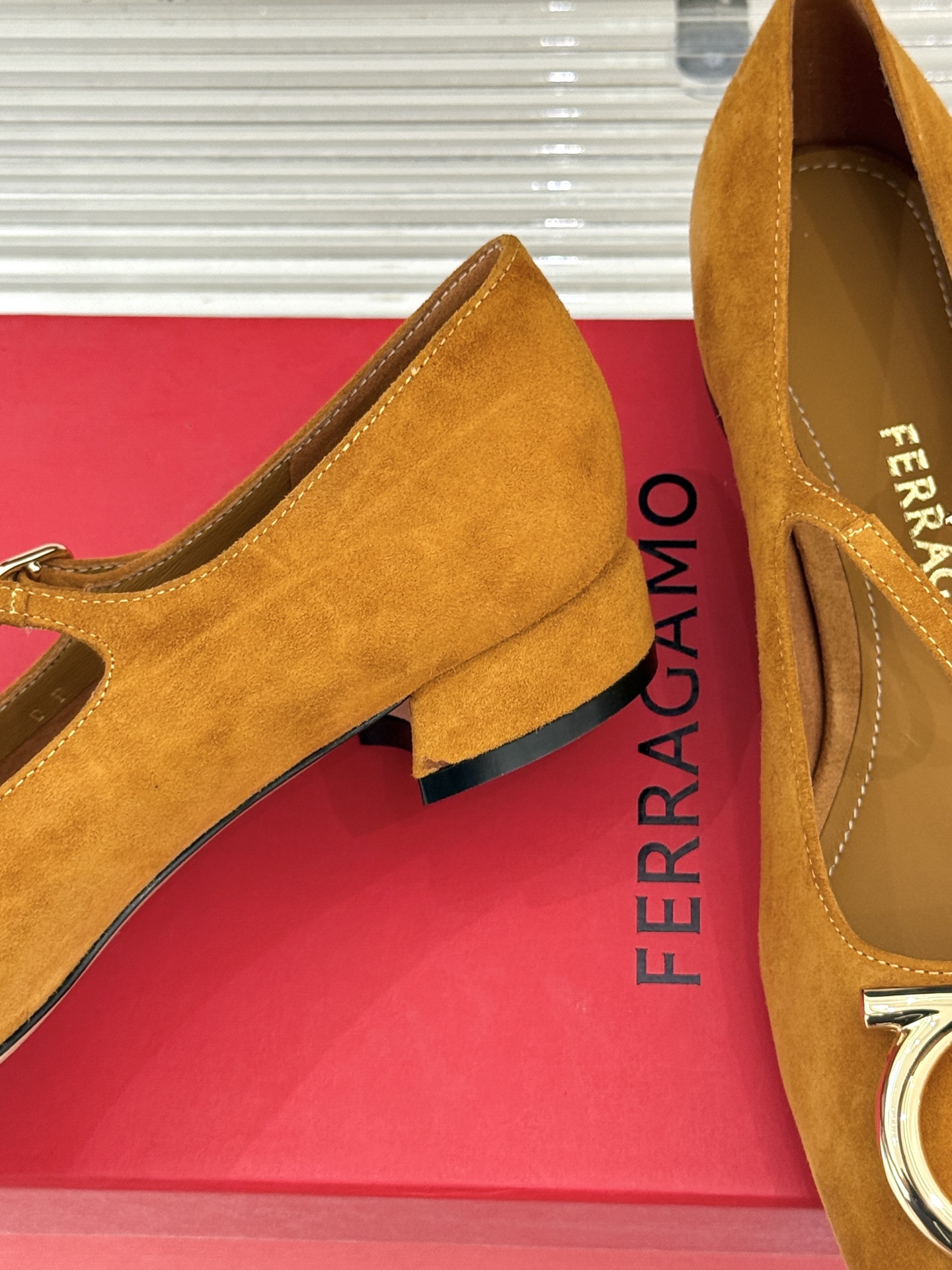 Ferragamo/菲拉格慕大金属扣方头粗跟玛丽珍鞋以经典之名 演绎当代优雅。标志性大金属扣闪耀鞋身瞬间