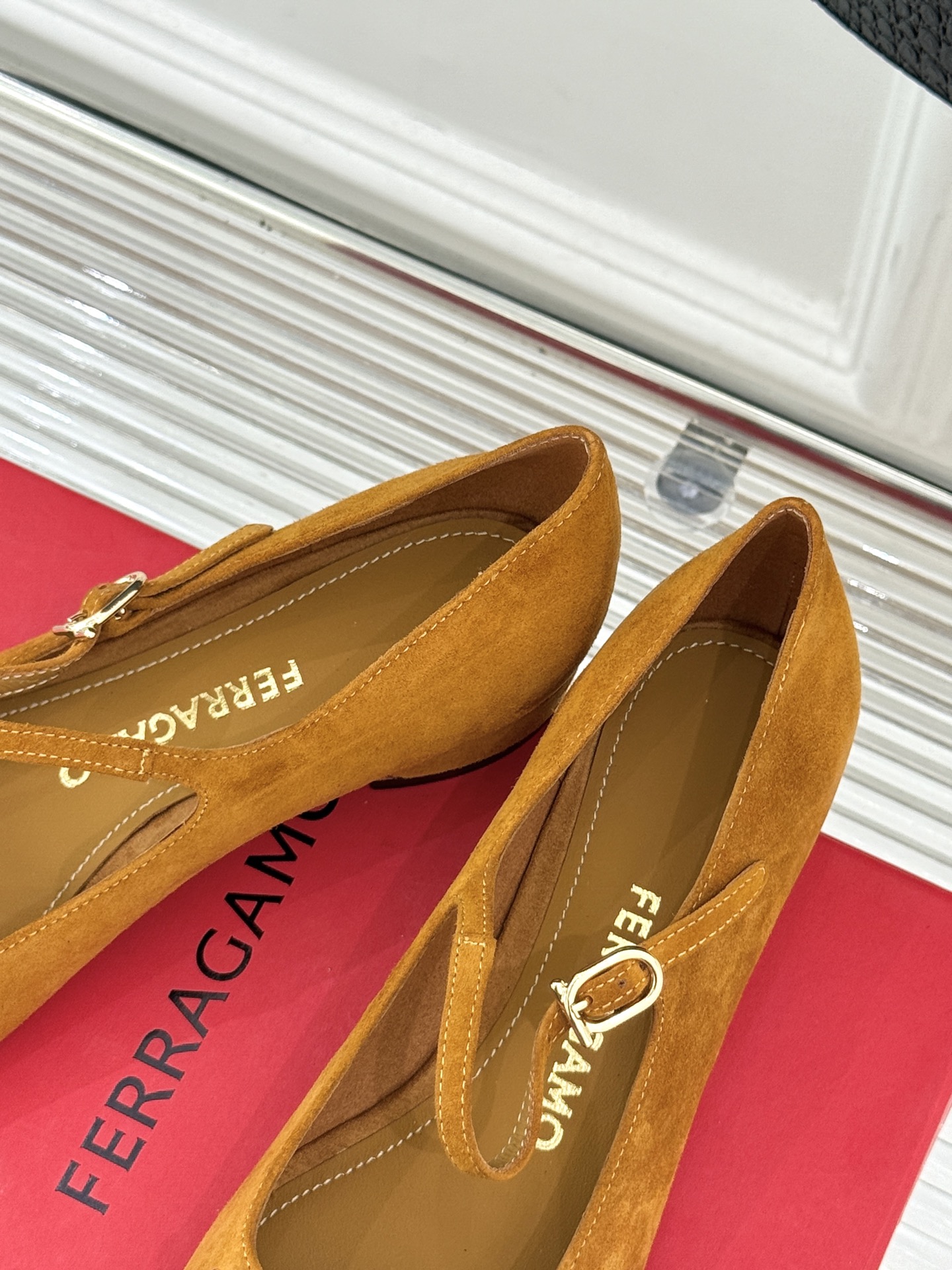 Ferragamo/菲拉格慕大金属扣方头粗跟玛丽珍鞋以经典之名 演绎当代优雅。标志性大金属扣闪耀鞋身瞬间