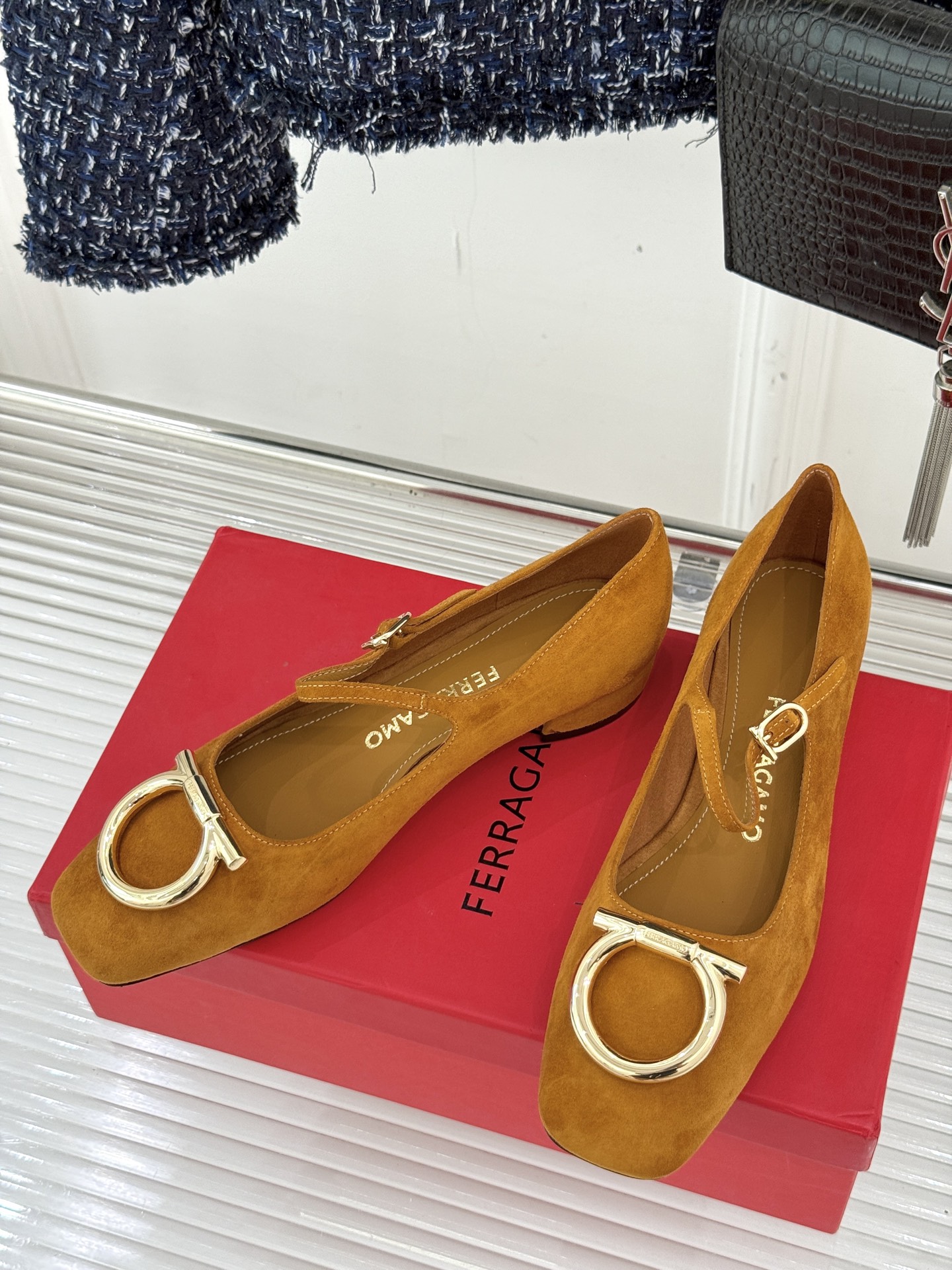 Ferragamo/菲拉格慕大金属扣方头粗跟玛丽珍鞋以经典之名 演绎当代优雅。标志性大金属扣闪耀鞋身瞬间
