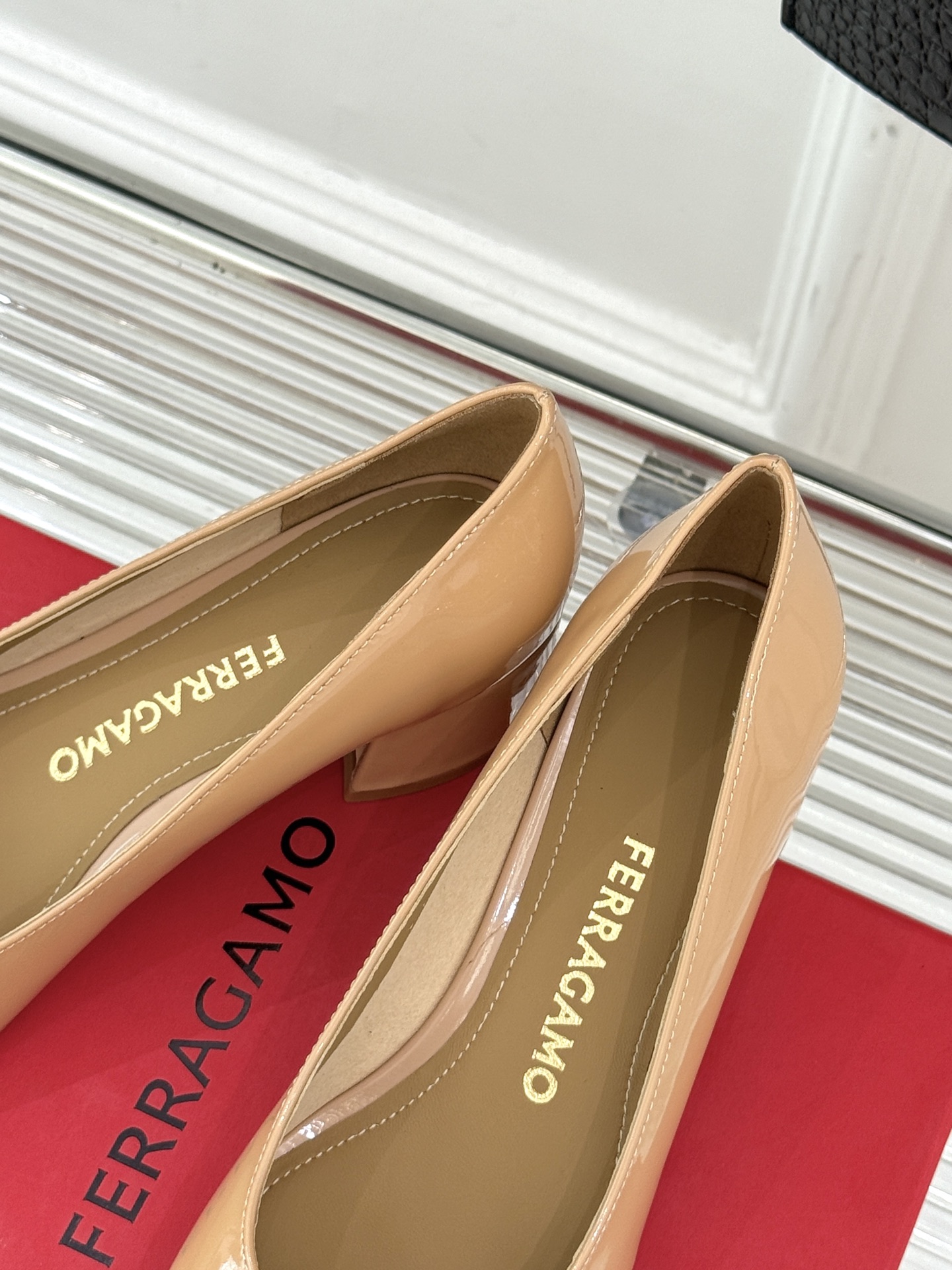 Ferragamo/菲拉格慕大金属扣方头粗跟玛丽珍鞋以经典之名 演绎当代优雅。标志性大金属扣闪耀鞋身瞬间