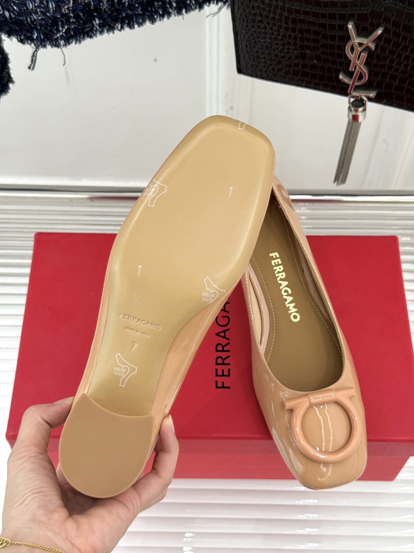 Ferragamo/菲拉格慕大金属扣方头粗跟玛丽珍鞋以经典之名 演绎当代优雅。标志性大金属扣闪耀鞋身瞬间