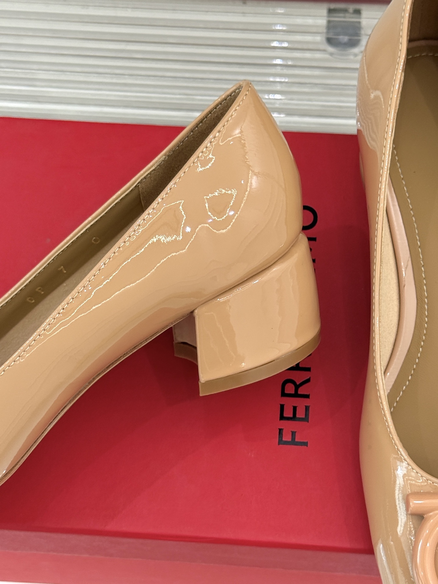 Ferragamo/菲拉格慕大金属扣方头粗跟玛丽珍鞋以经典之名 演绎当代优雅。标志性大金属扣闪耀鞋身瞬间