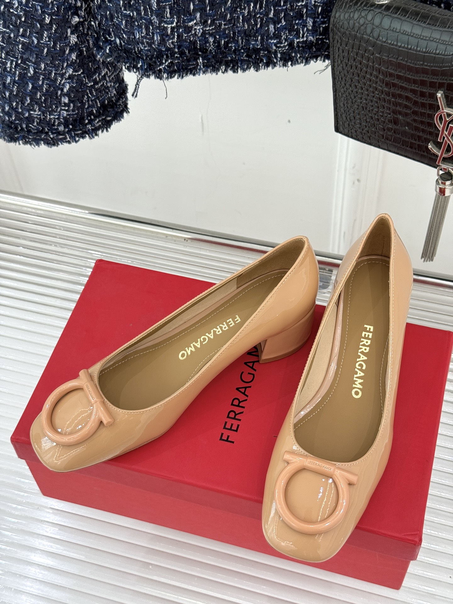 Ferragamo/菲拉格慕大金属扣方头粗跟玛丽珍鞋以经典之名 演绎当代优雅。标志性大金属扣闪耀鞋身瞬间