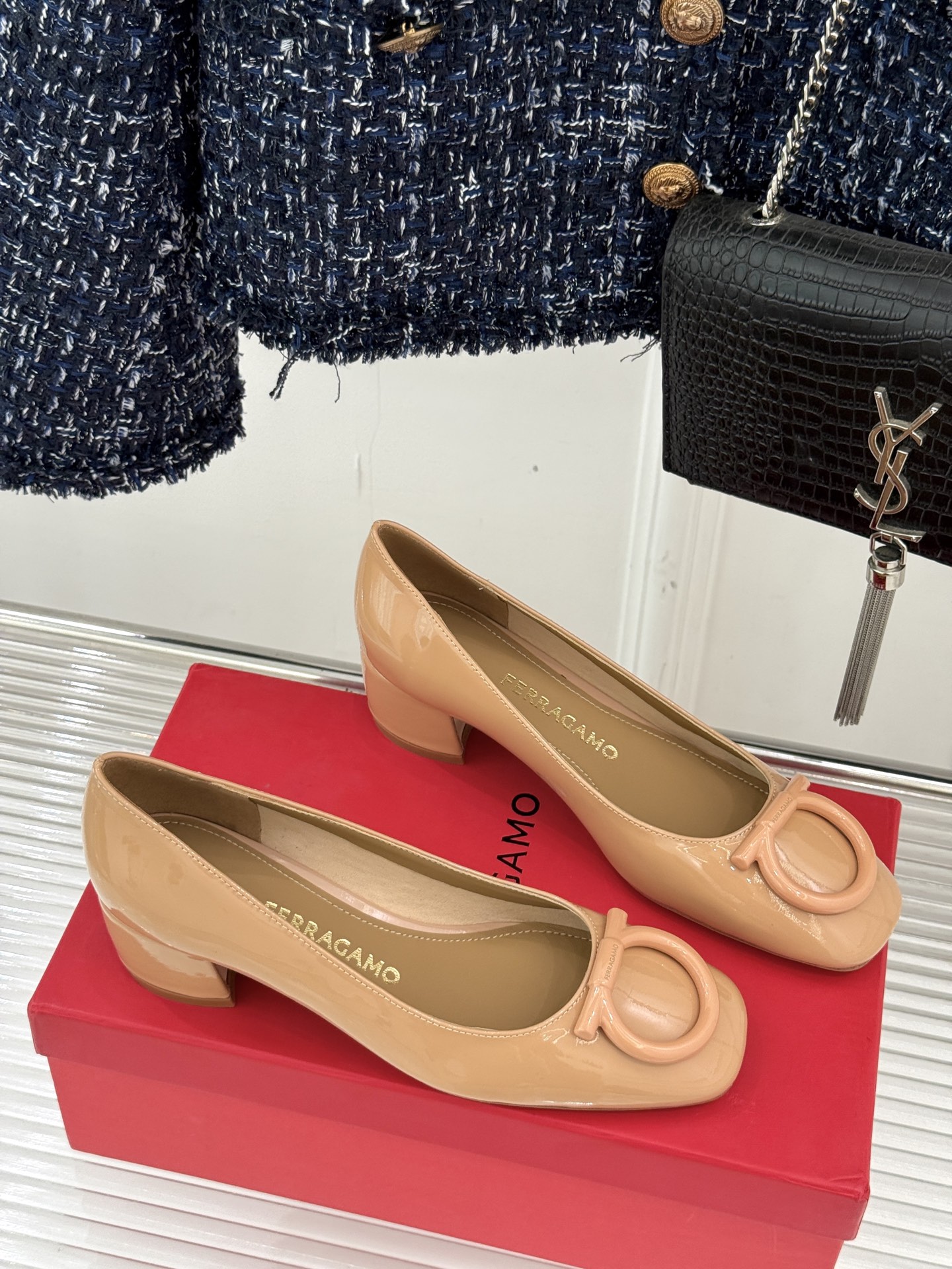 Ferragamo/菲拉格慕大金属扣方头粗跟玛丽珍鞋以经典之名 演绎当代优雅。标志性大金属扣闪耀鞋身瞬间