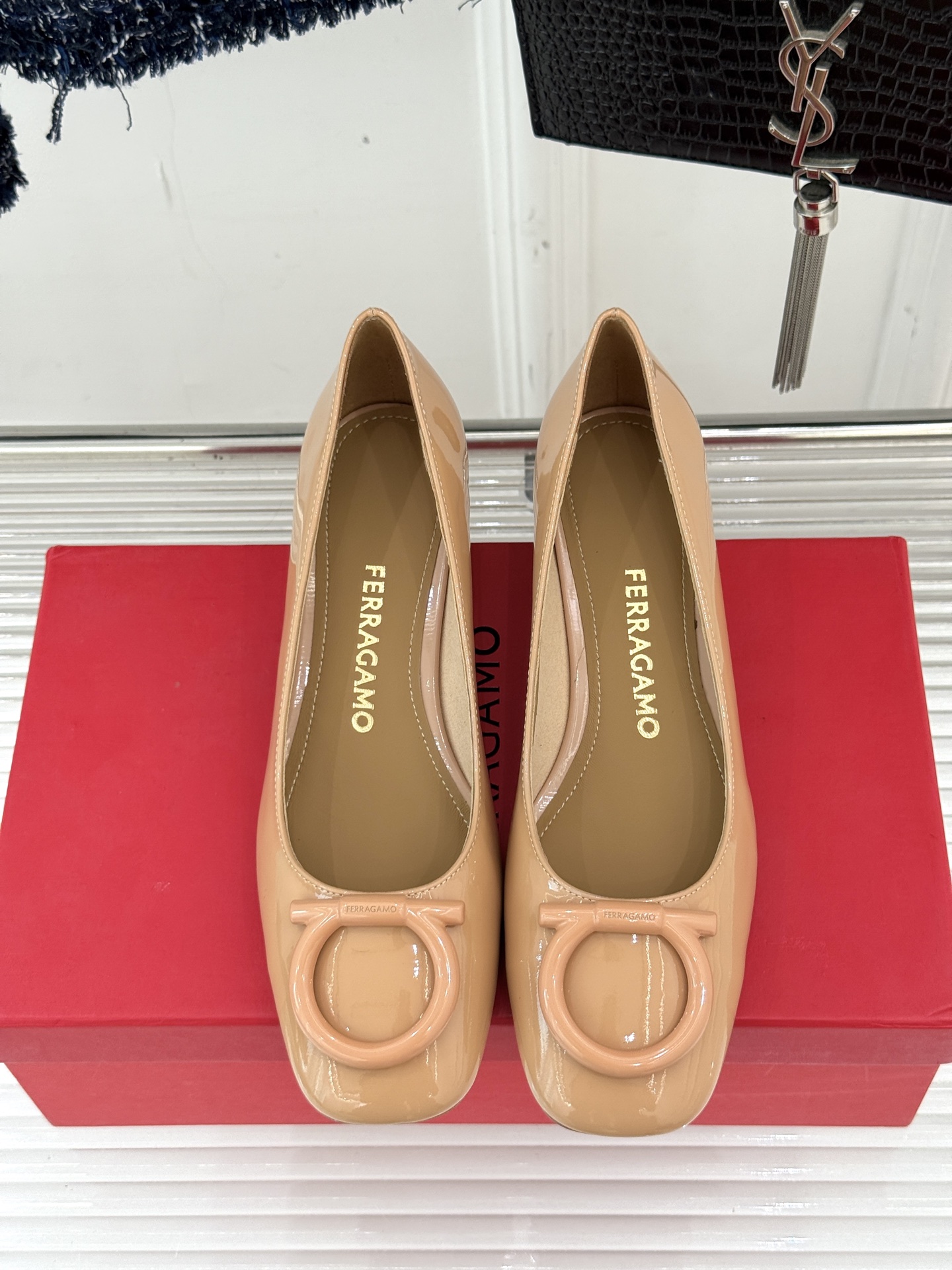 Ferragamo/菲拉格慕大金属扣方头粗跟玛丽珍鞋以经典之名 演绎当代优雅。标志性大金属扣闪耀鞋身瞬间