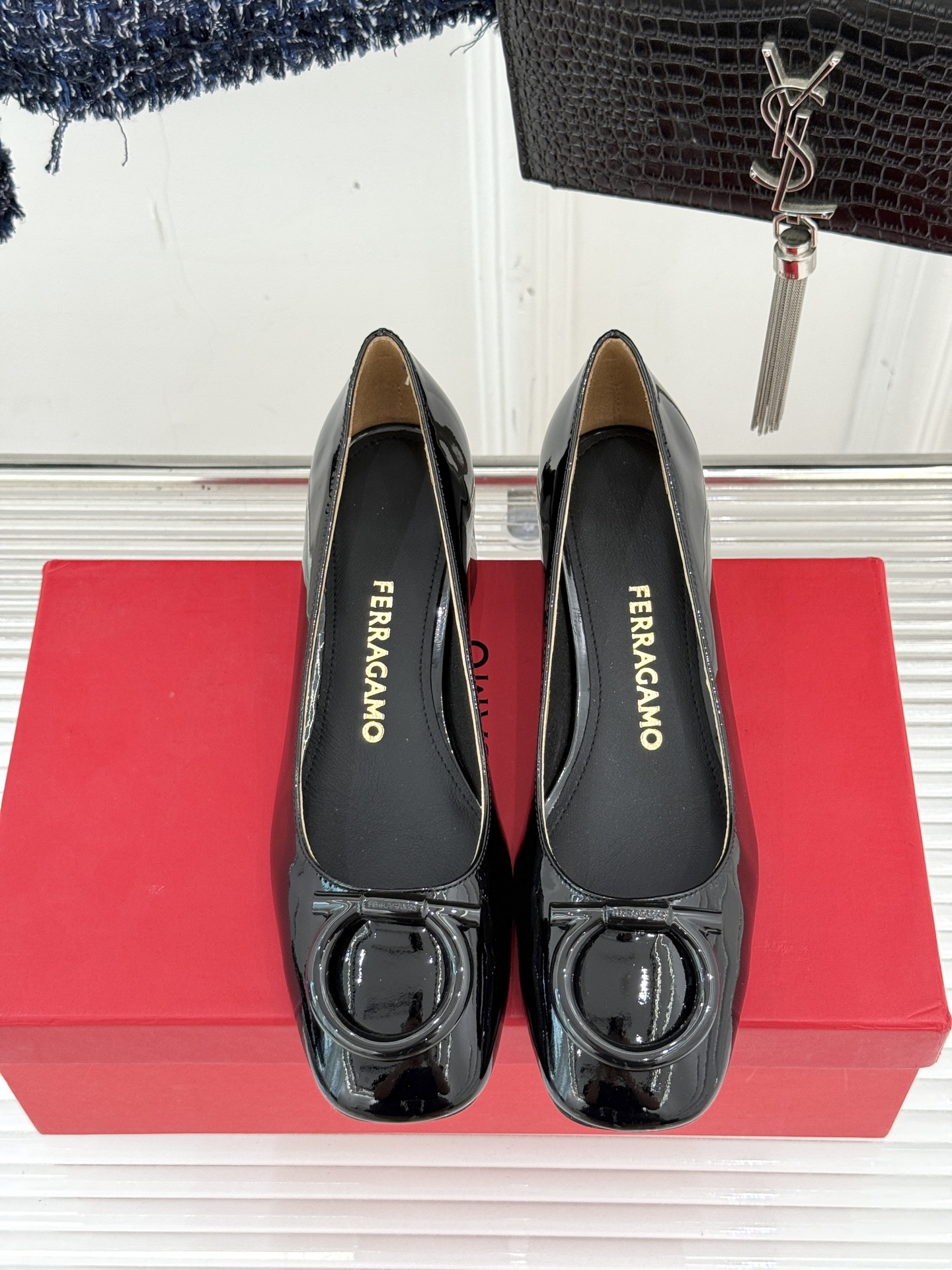 Ferragamo/菲拉格慕大金属扣方头粗跟玛丽珍鞋以经典之名 演绎当代优雅。标志性大金属扣闪耀鞋身瞬间