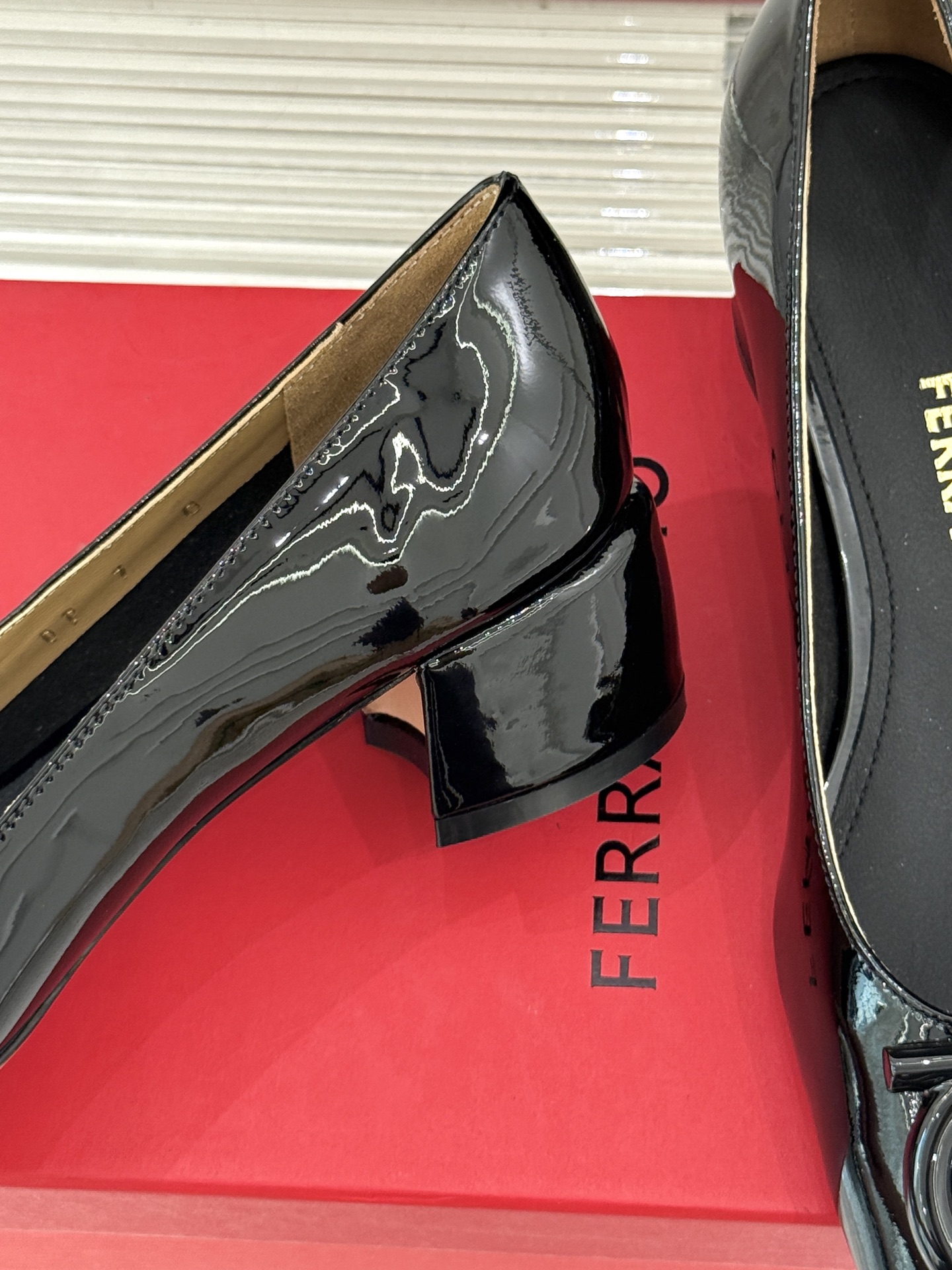 Ferragamo/菲拉格慕大金属扣方头粗跟玛丽珍鞋以经典之名 演绎当代优雅。标志性大金属扣闪耀鞋身瞬间