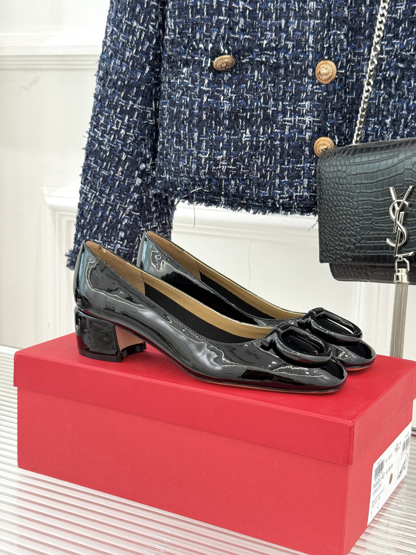 Ferragamo/菲拉格慕大金属扣方头粗跟玛丽珍鞋以经典之名 演绎当代优雅。标志性大金属扣闪耀鞋身瞬间