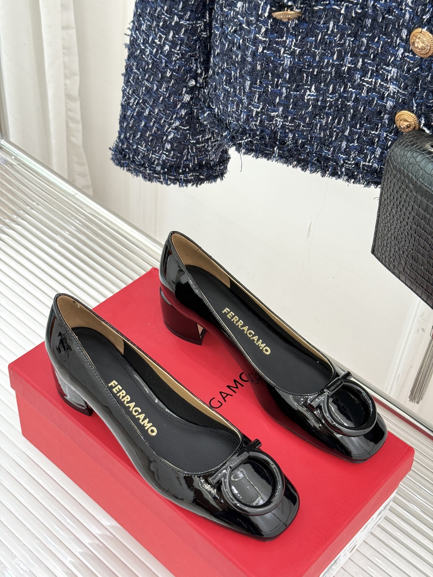 Ferragamo/菲拉格慕大金属扣方头粗跟玛丽珍鞋以经典之名 演绎当代优雅。标志性大金属扣闪耀鞋身瞬间