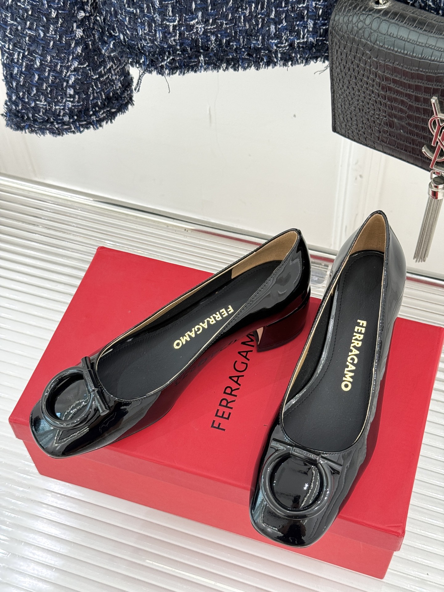 Ferragamo/菲拉格慕大金属扣方头粗跟玛丽珍鞋以经典之名 演绎当代优雅。标志性大金属扣闪耀鞋身瞬间