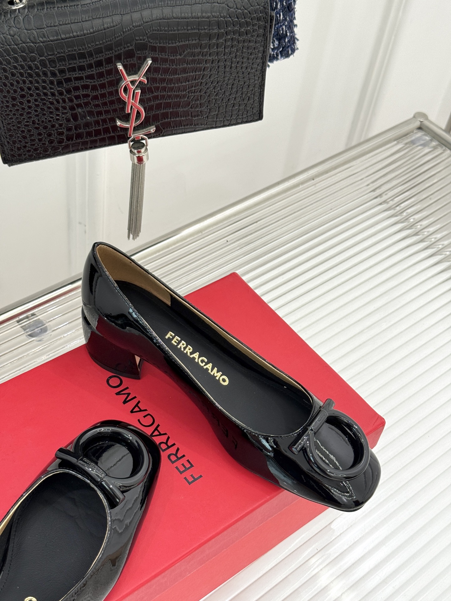 Ferragamo/菲拉格慕大金属扣方头粗跟玛丽珍鞋以经典之名 演绎当代优雅。标志性大金属扣闪耀鞋身瞬间