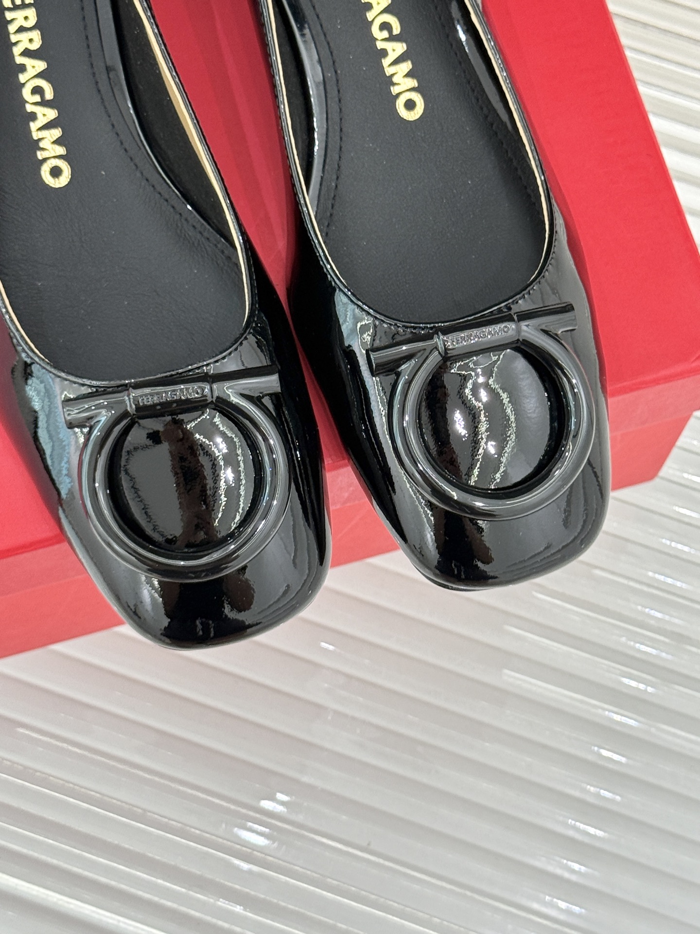Ferragamo/菲拉格慕大金属扣方头粗跟玛丽珍鞋以经典之名 演绎当代优雅。标志性大金属扣闪耀鞋身瞬间