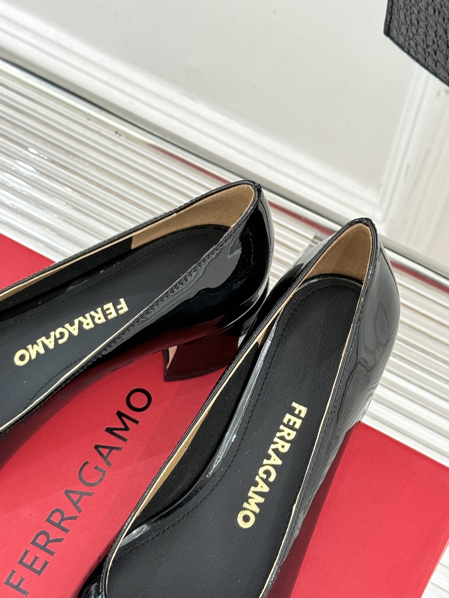 Ferragamo/菲拉格慕大金属扣方头粗跟玛丽珍鞋以经典之名 演绎当代优雅。标志性大金属扣闪耀鞋身瞬间