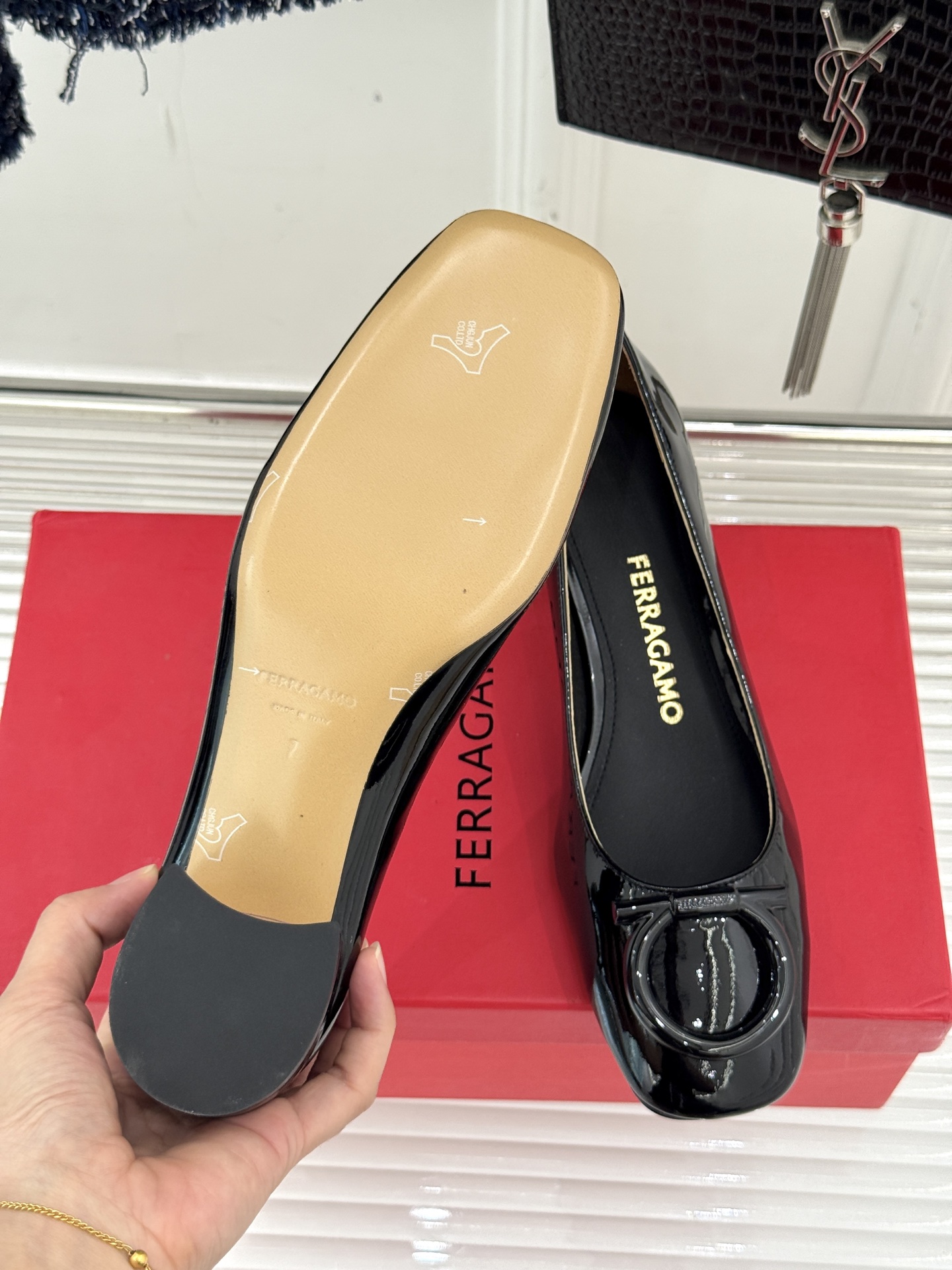 Ferragamo/菲拉格慕大金属扣方头粗跟玛丽珍鞋以经典之名 演绎当代优雅。标志性大金属扣闪耀鞋身瞬间