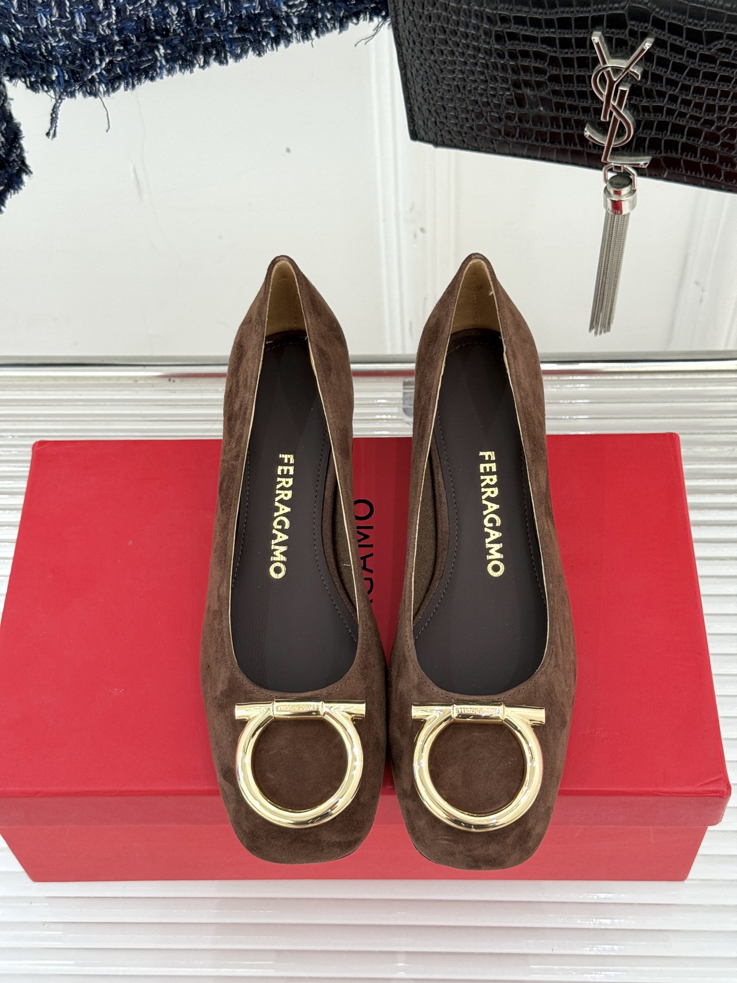 Ferragamo/菲拉格慕大金属扣方头粗跟玛丽珍鞋以经典之名 演绎当代优雅。标志性大金属扣闪耀鞋身瞬间