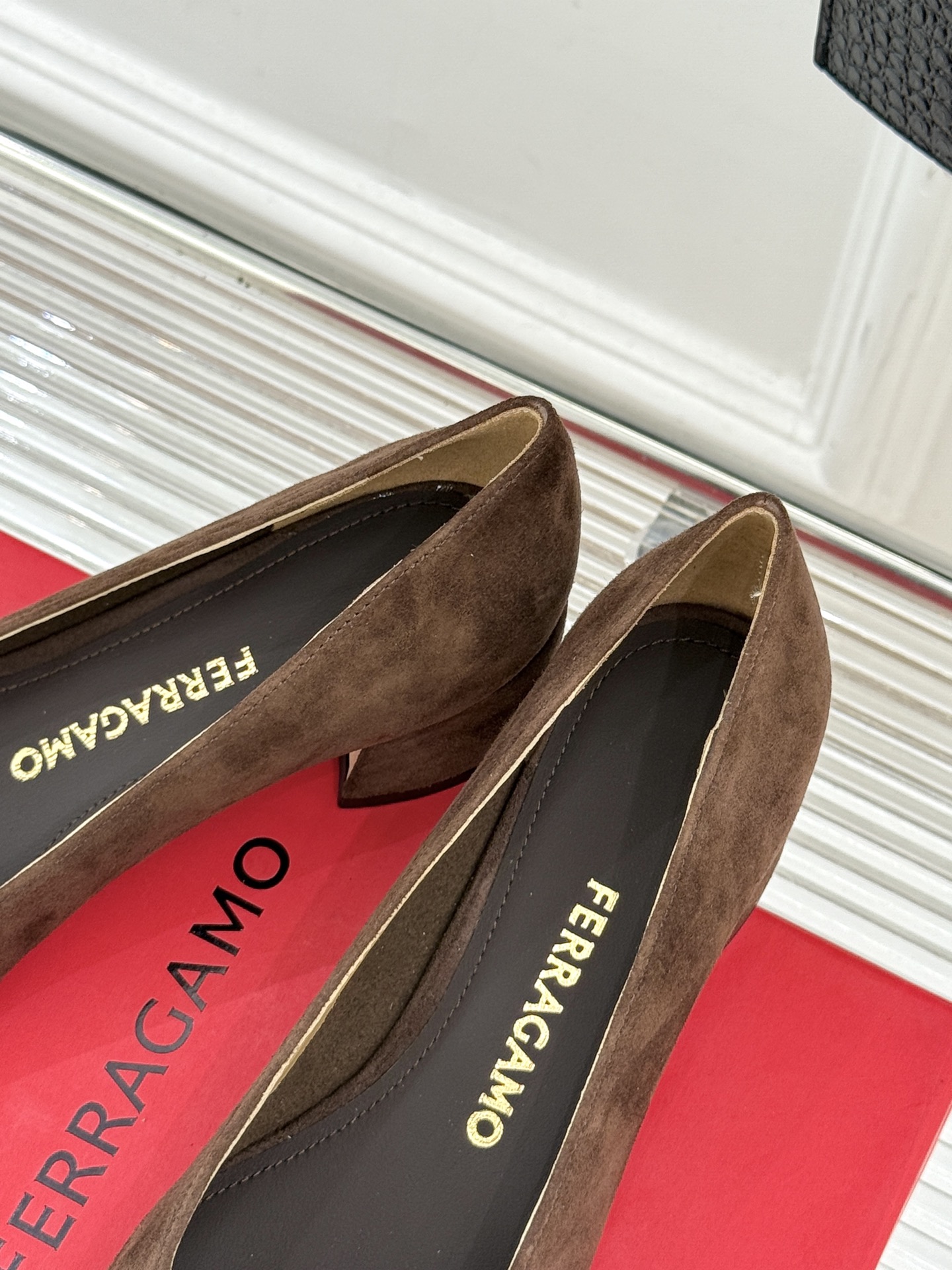 Ferragamo/菲拉格慕大金属扣方头粗跟玛丽珍鞋以经典之名 演绎当代优雅。标志性大金属扣闪耀鞋身瞬间