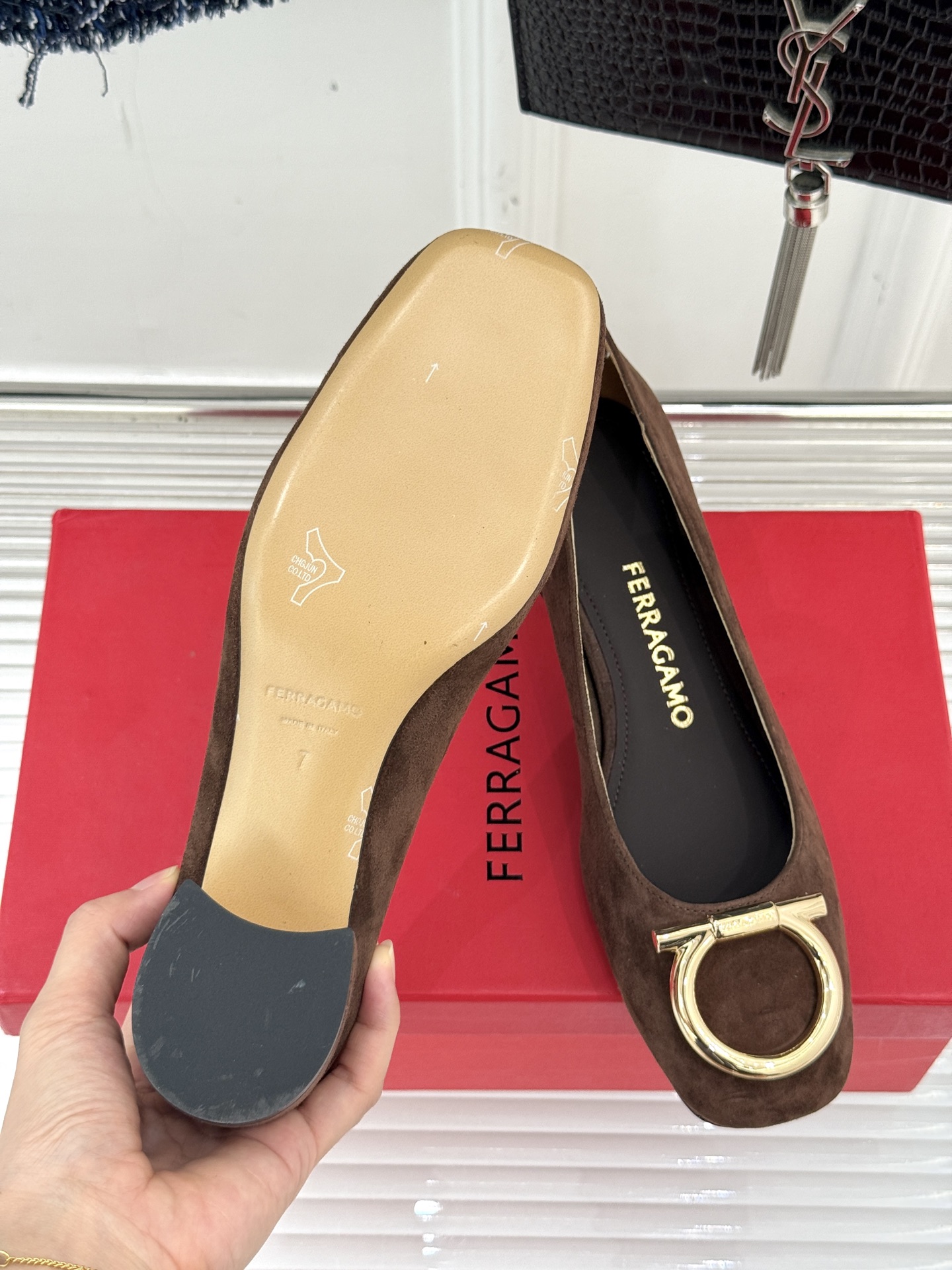 Ferragamo/菲拉格慕大金属扣方头粗跟玛丽珍鞋以经典之名 演绎当代优雅。标志性大金属扣闪耀鞋身瞬间