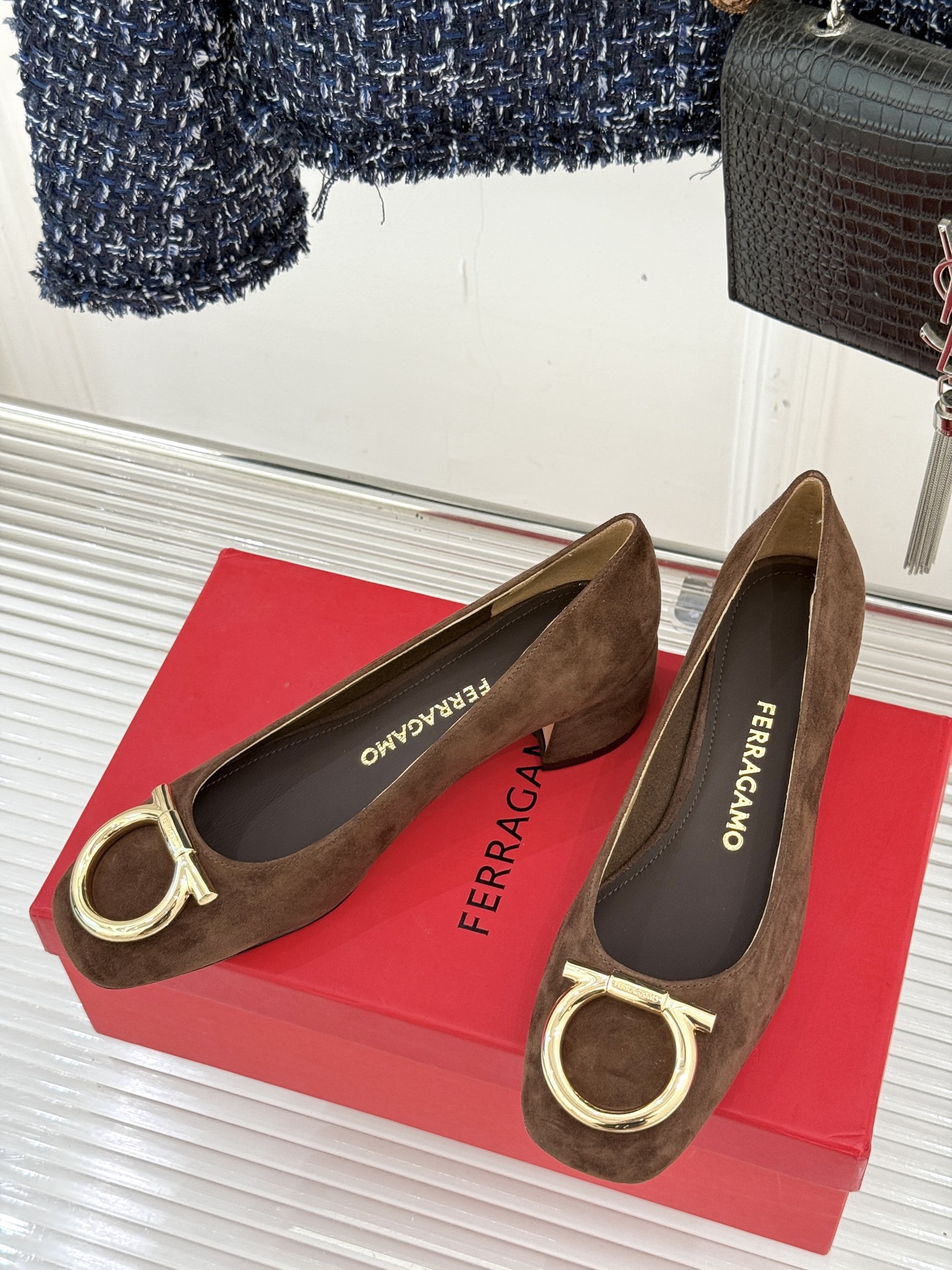 Ferragamo/菲拉格慕大金属扣方头粗跟玛丽珍鞋以经典之名 演绎当代优雅。标志性大金属扣闪耀鞋身瞬间