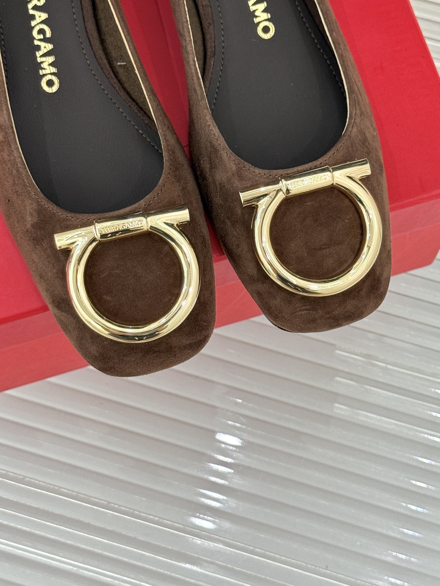 Ferragamo/菲拉格慕大金属扣方头粗跟玛丽珍鞋以经典之名 演绎当代优雅。标志性大金属扣闪耀鞋身瞬间