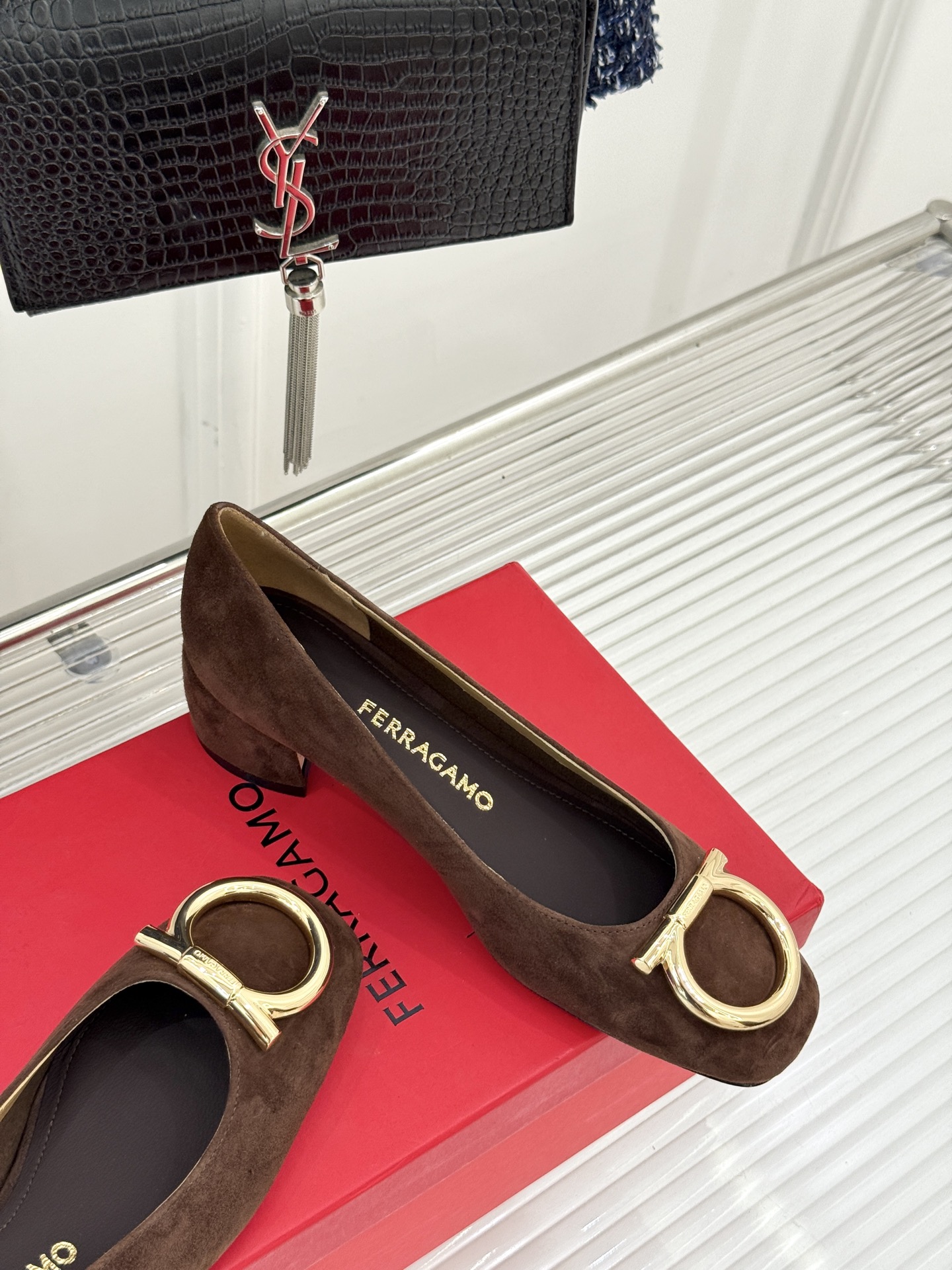 Ferragamo/菲拉格慕大金属扣方头粗跟玛丽珍鞋以经典之名 演绎当代优雅。标志性大金属扣闪耀鞋身瞬间