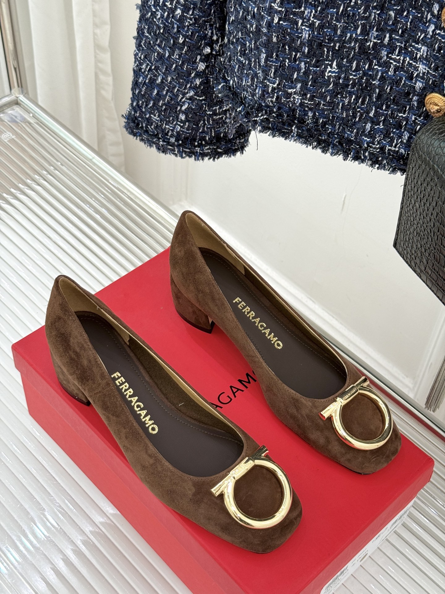 Ferragamo/菲拉格慕大金属扣方头粗跟玛丽珍鞋以经典之名 演绎当代优雅。标志性大金属扣闪耀鞋身瞬间