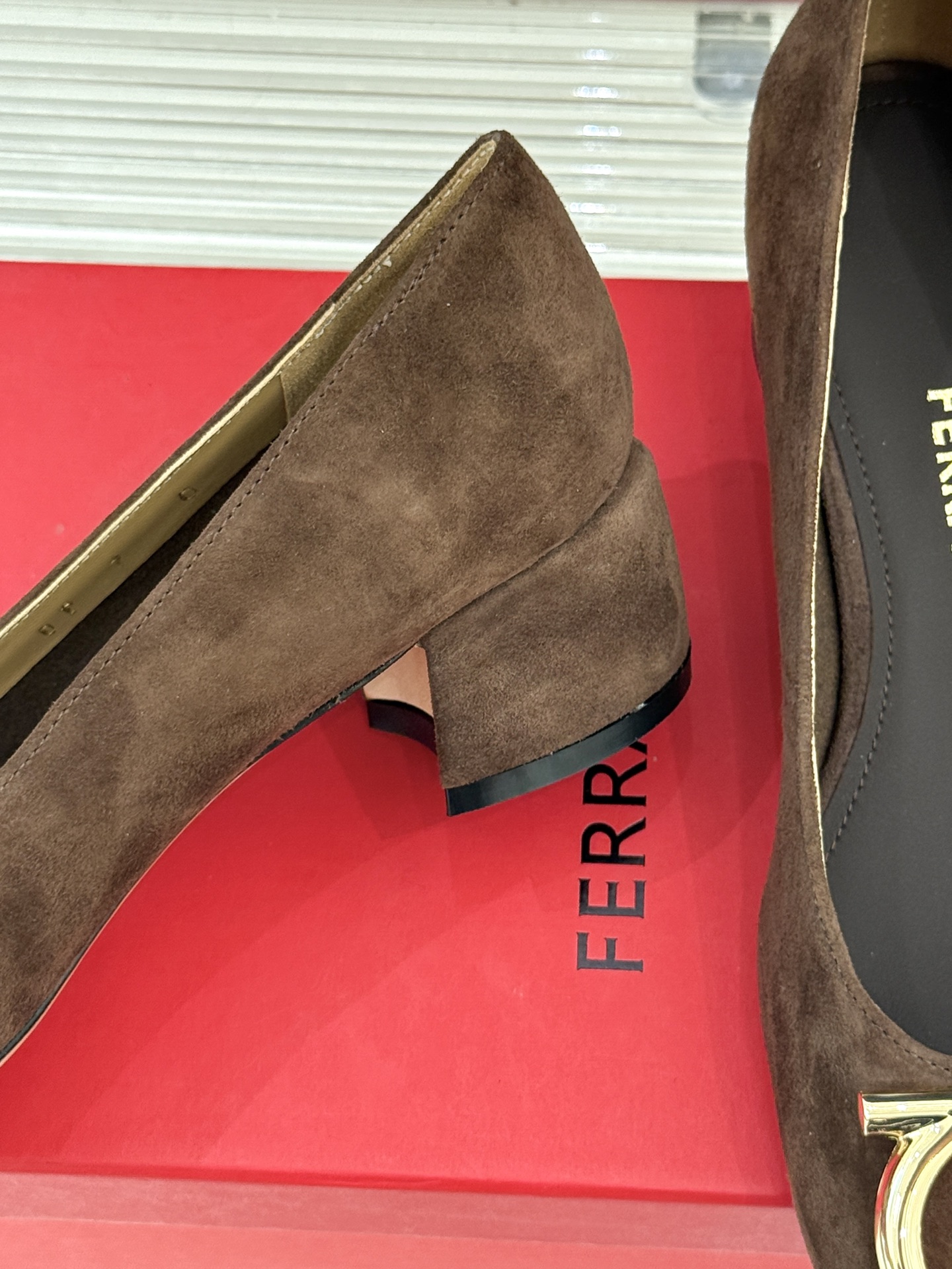 Ferragamo/菲拉格慕大金属扣方头粗跟玛丽珍鞋以经典之名 演绎当代优雅。标志性大金属扣闪耀鞋身瞬间