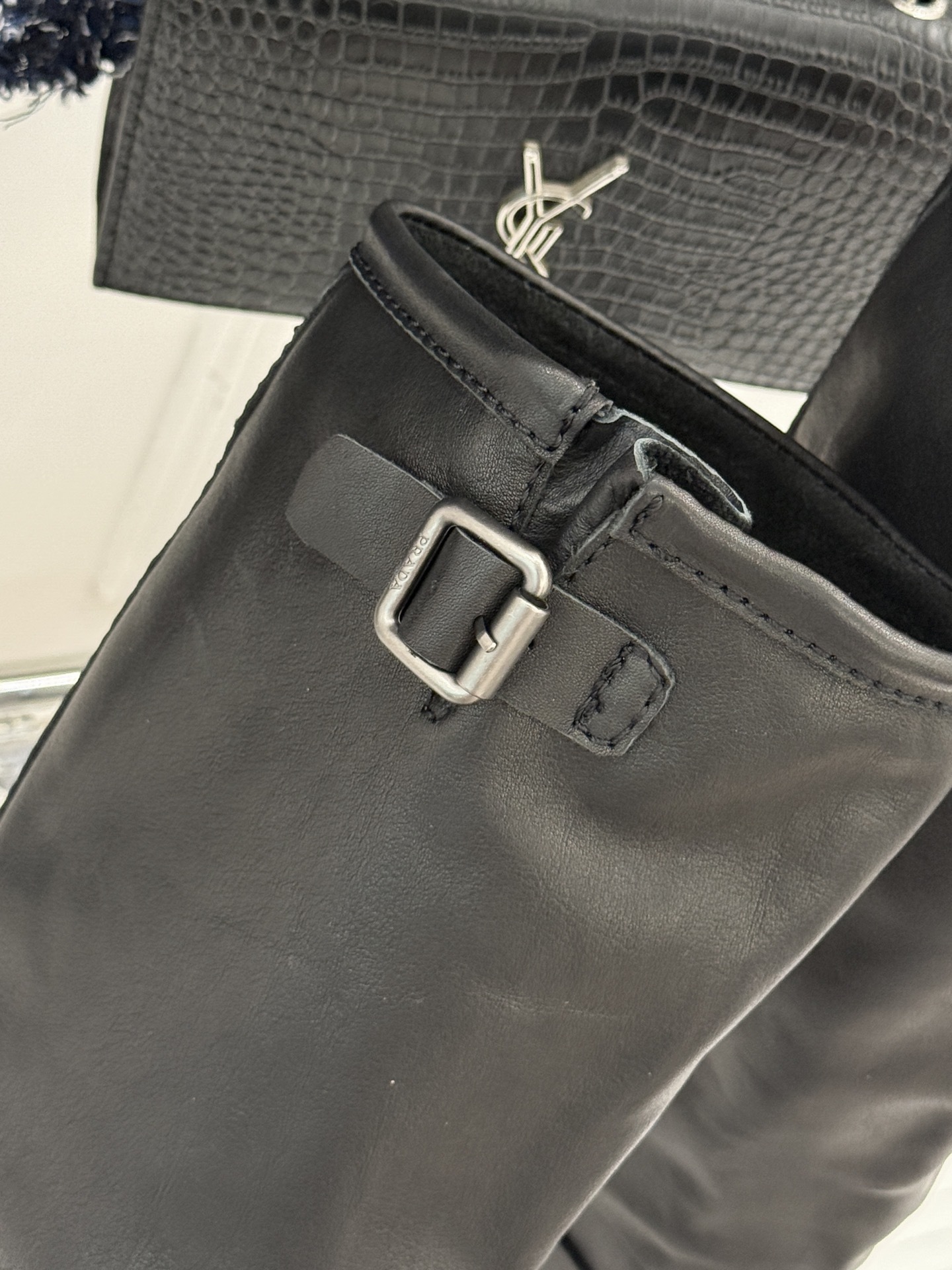 Prada/普拉达25WF秋冬新品皮带扣复古粗跟长靴经典的皮带扣设计 如同一把时光钥匙打开复古与摩登交融