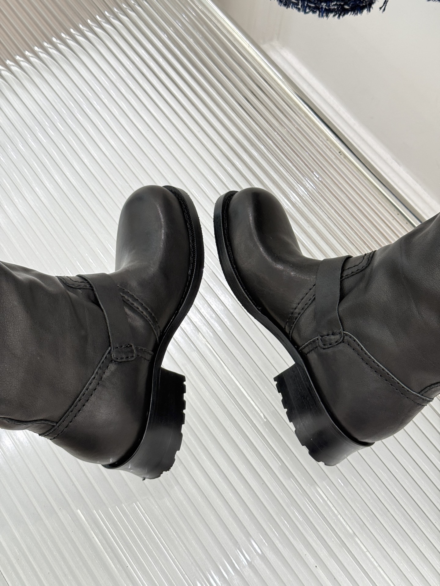 Prada/普拉达25WF秋冬新品皮带扣复古粗跟长靴经典的皮带扣设计 如同一把时光钥匙打开复古与摩登交融