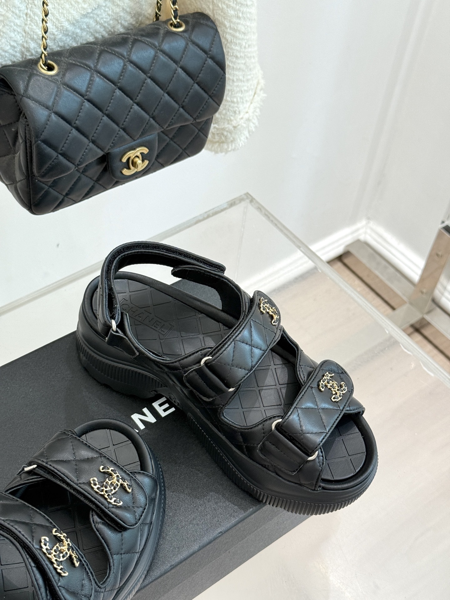 CHANE*|小香25K新品链条双C厚底沙滩休闲凉鞋在阳光与沙滩交织的度假 解锁海滨时髦密码!这双凉鞋成