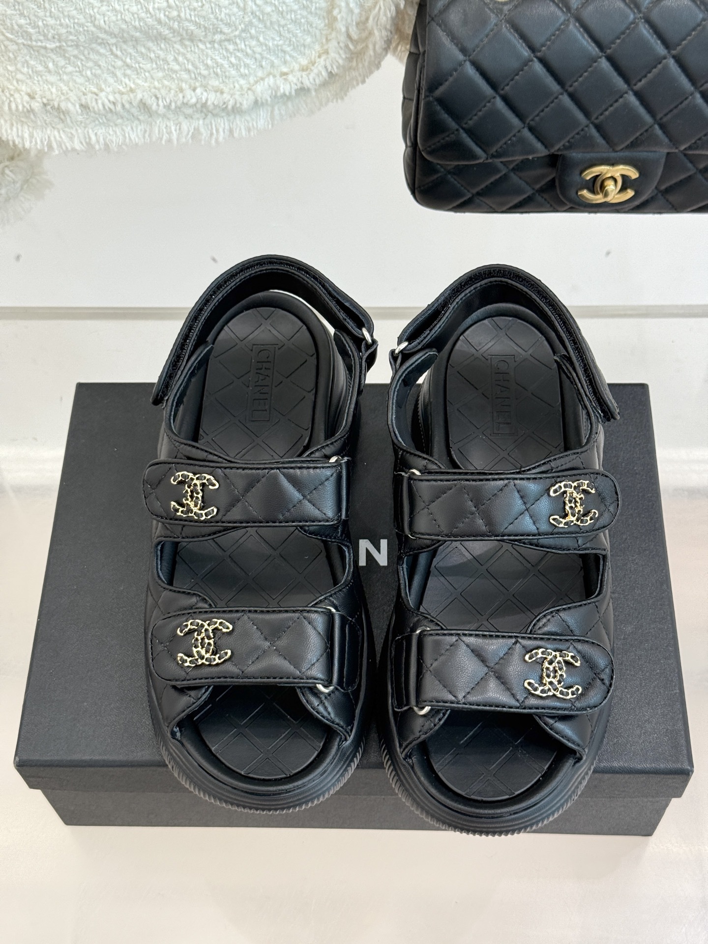 CHANE*|小香25K新品链条双C厚底沙滩休闲凉鞋在阳光与沙滩交织的度假 解锁海滨时髦密码!这双凉鞋成