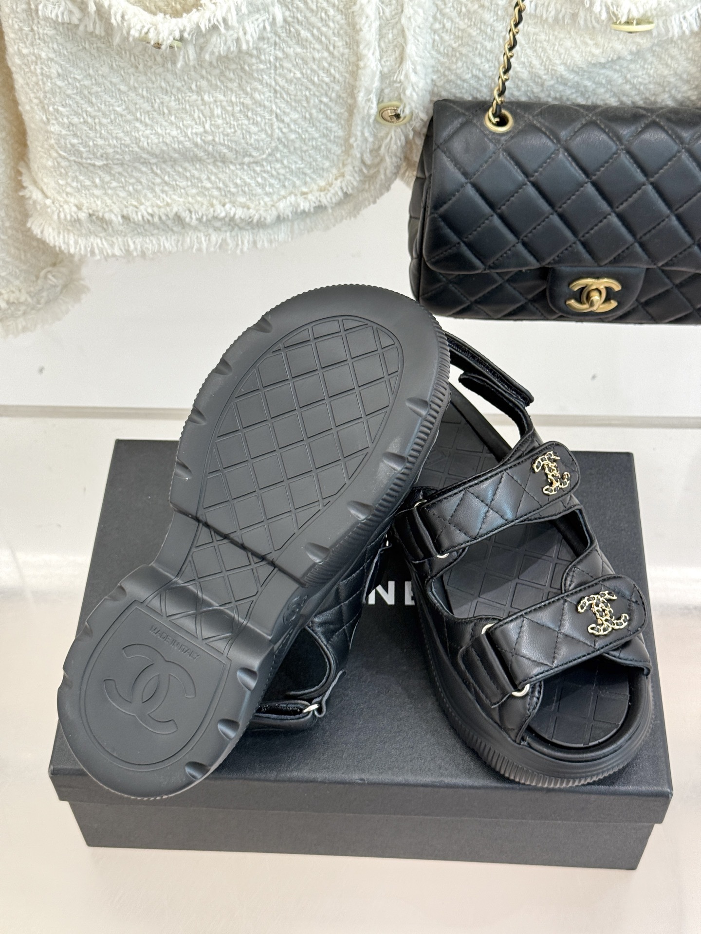 CHANE*|小香25K新品链条双C厚底沙滩休闲凉鞋在阳光与沙滩交织的度假 解锁海滨时髦密码!这双凉鞋成