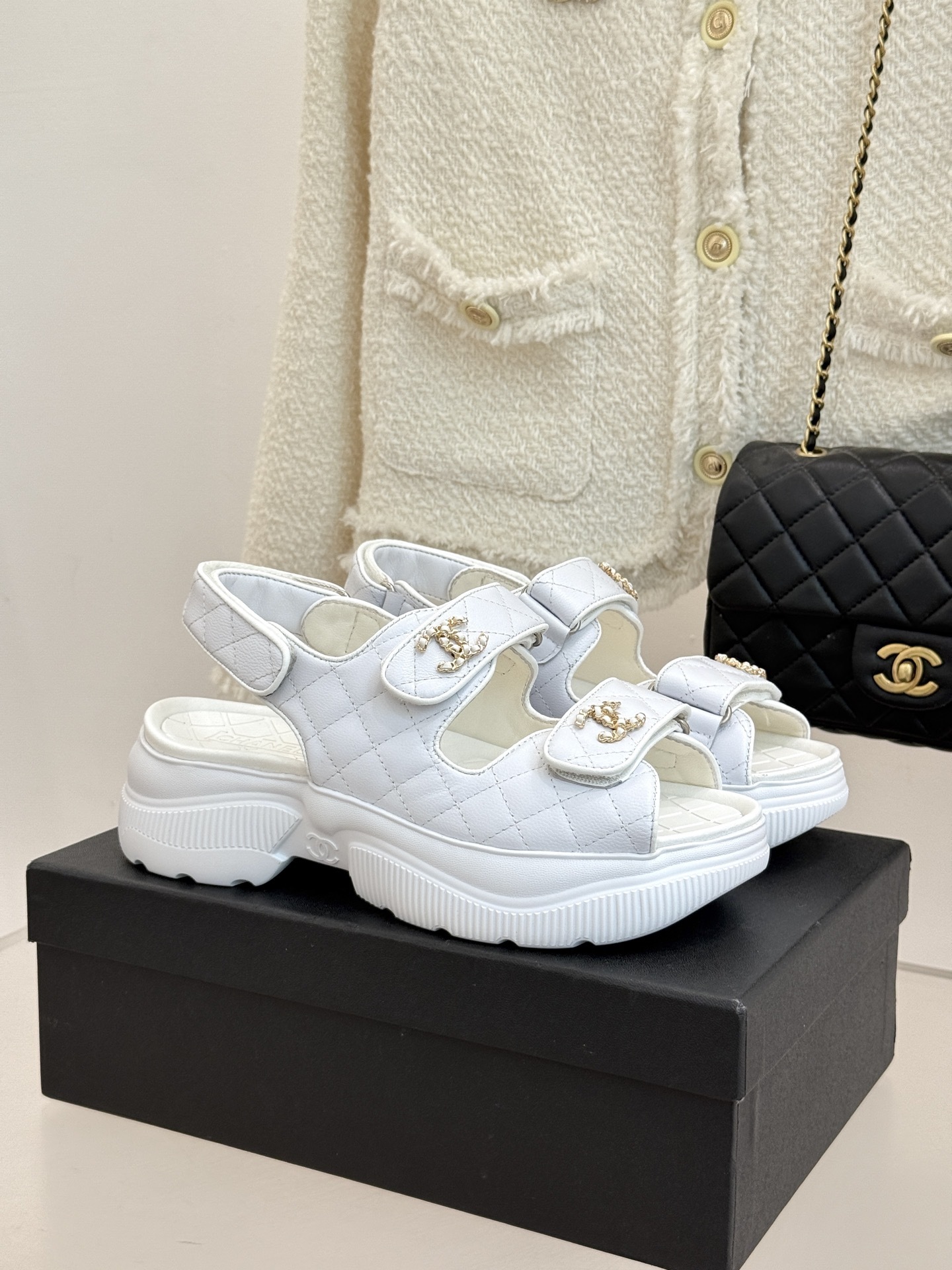 CHANE*|小香25K新品链条双C厚底沙滩休闲凉鞋在阳光与沙滩交织的度假 解锁海滨时髦密码!这双凉鞋成