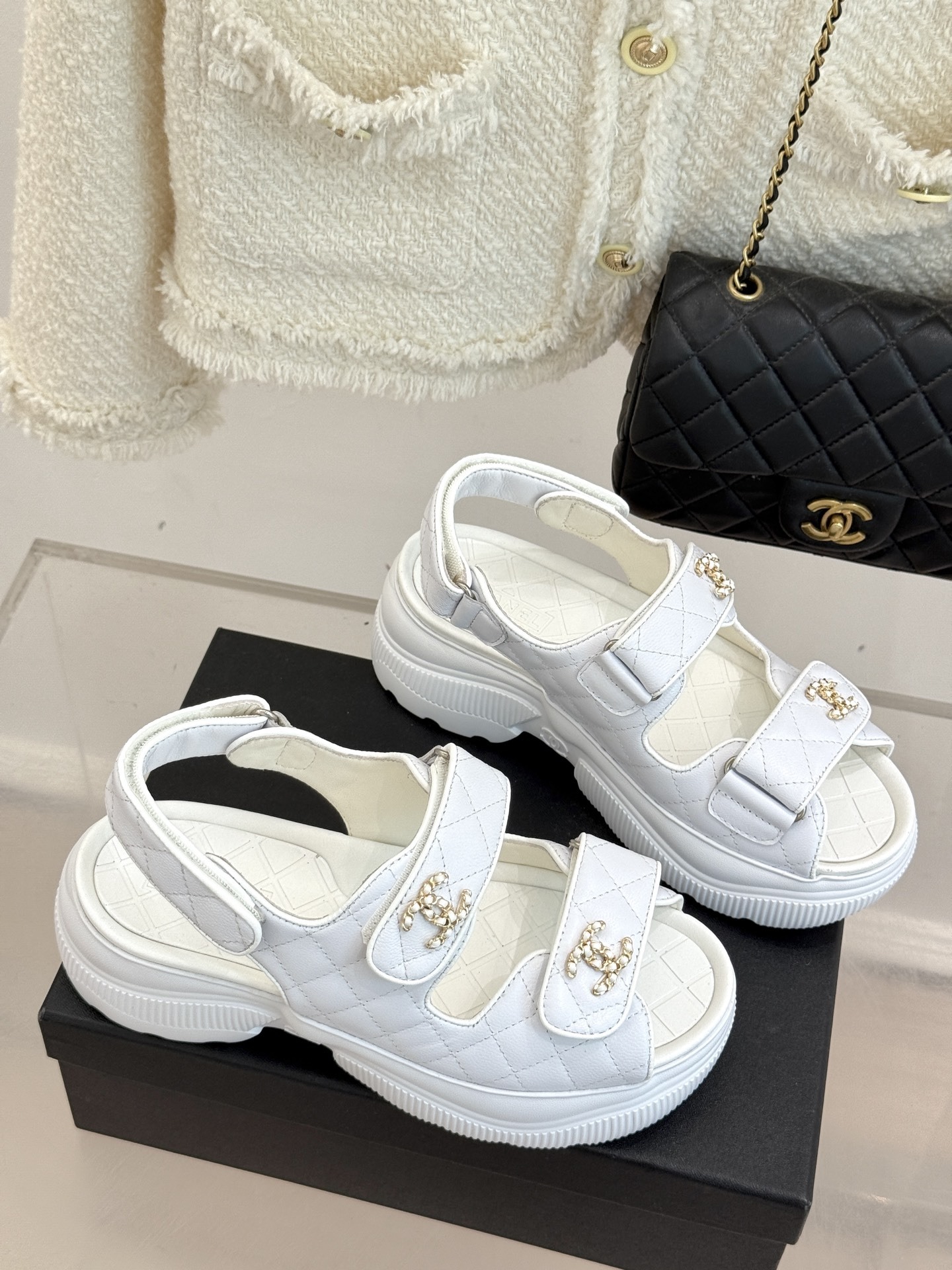 CHANE*|小香25K新品链条双C厚底沙滩休闲凉鞋在阳光与沙滩交织的度假 解锁海滨时髦密码!这双凉鞋成