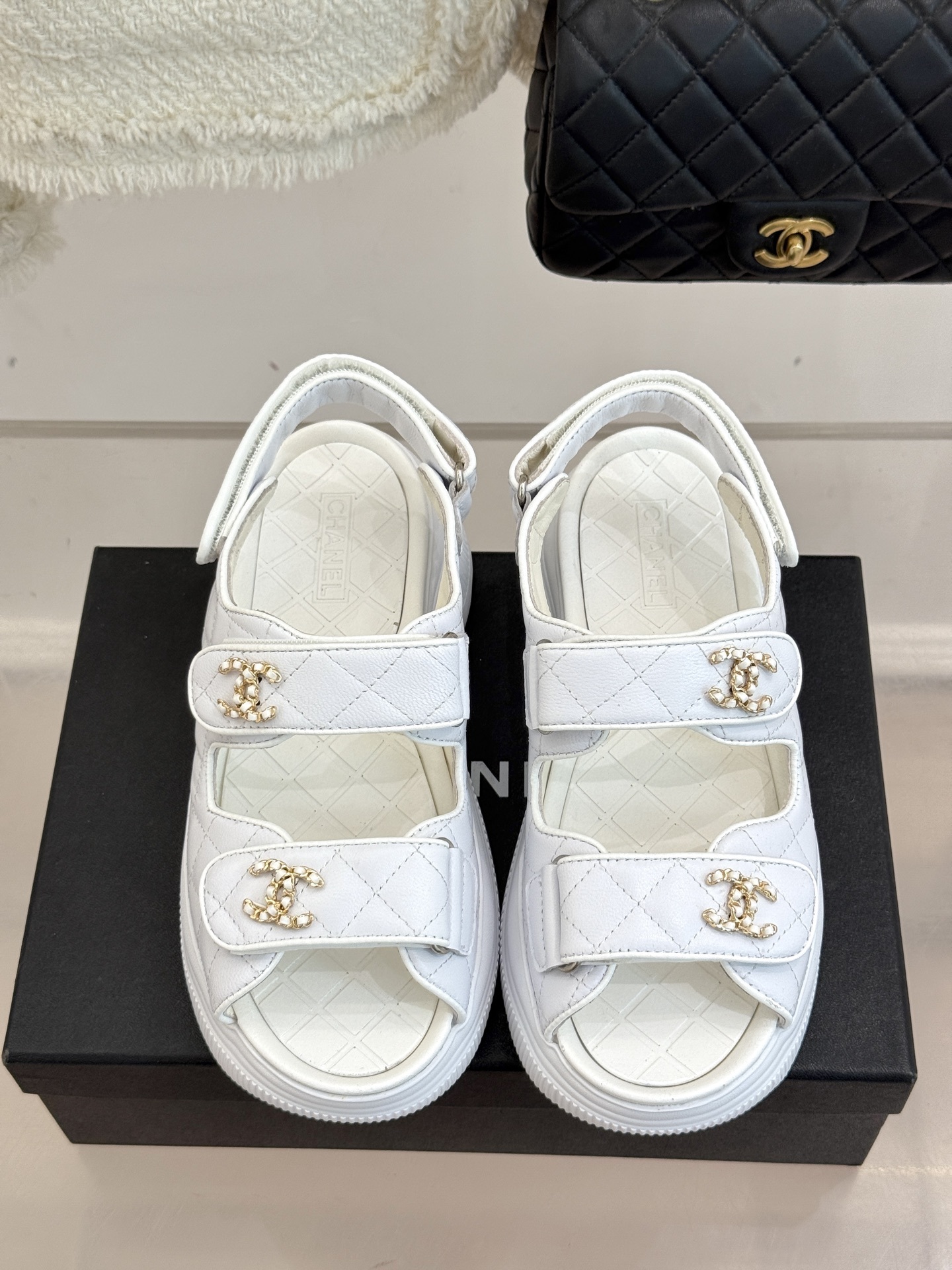 CHANE*|小香25K新品链条双C厚底沙滩休闲凉鞋在阳光与沙滩交织的度假 解锁海滨时髦密码!这双凉鞋成