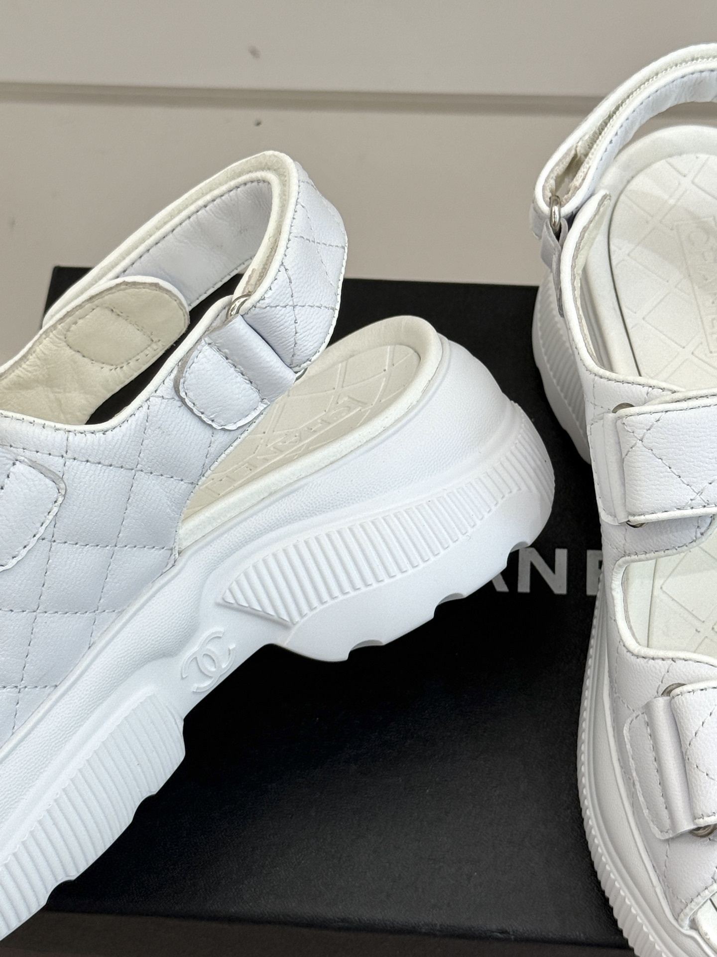 CHANE*|小香25K新品链条双C厚底沙滩休闲凉鞋在阳光与沙滩交织的度假 解锁海滨时髦密码!这双凉鞋成