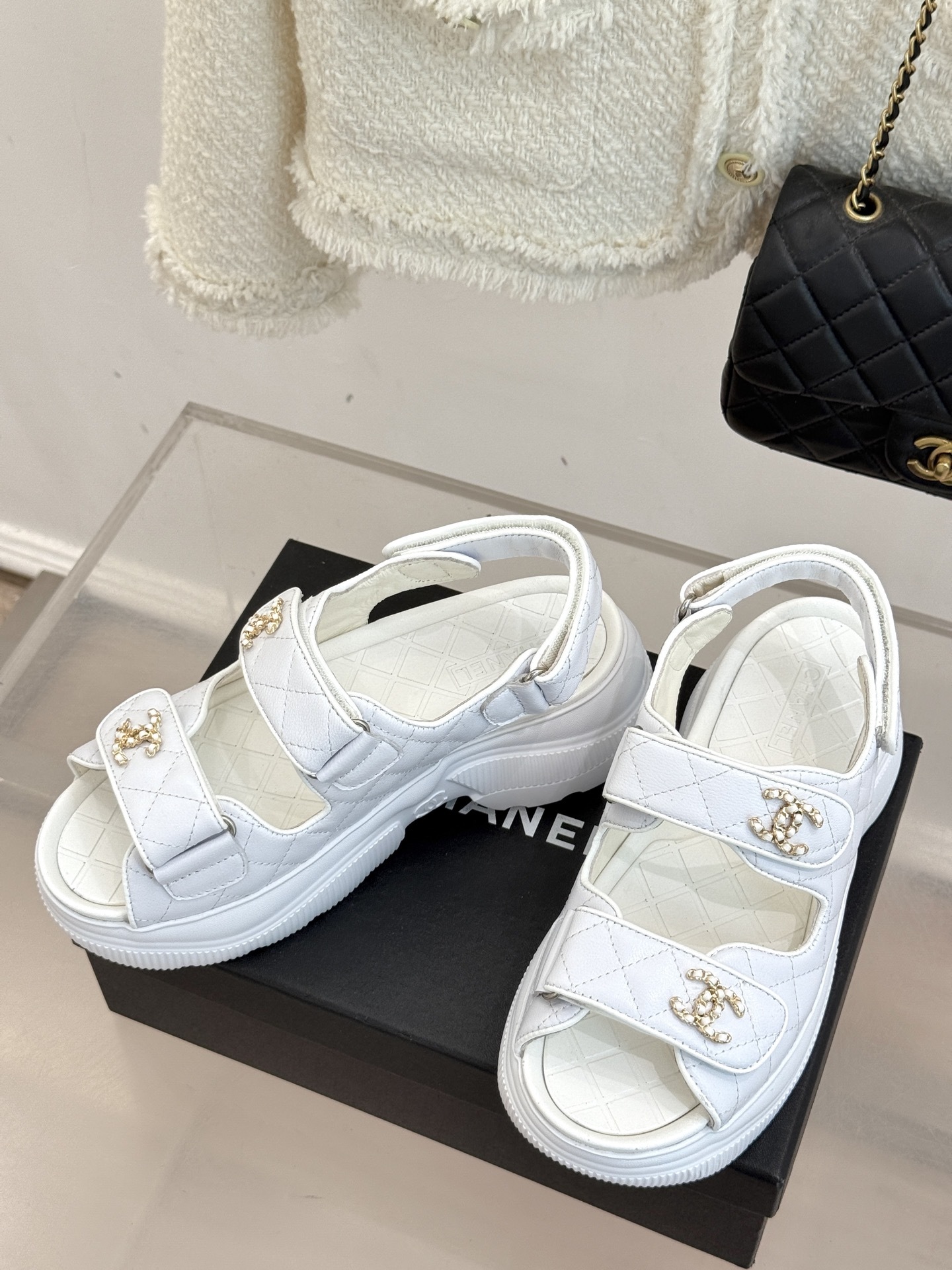 CHANE*|小香25K新品链条双C厚底沙滩休闲凉鞋在阳光与沙滩交织的度假 解锁海滨时髦密码!这双凉鞋成