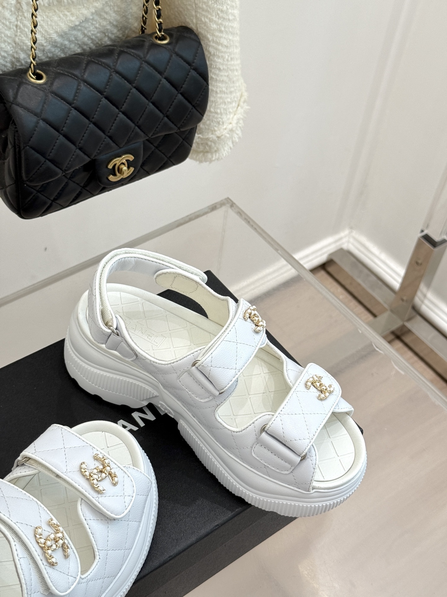 CHANE*|小香25K新品链条双C厚底沙滩休闲凉鞋在阳光与沙滩交织的度假 解锁海滨时髦密码!这双凉鞋成