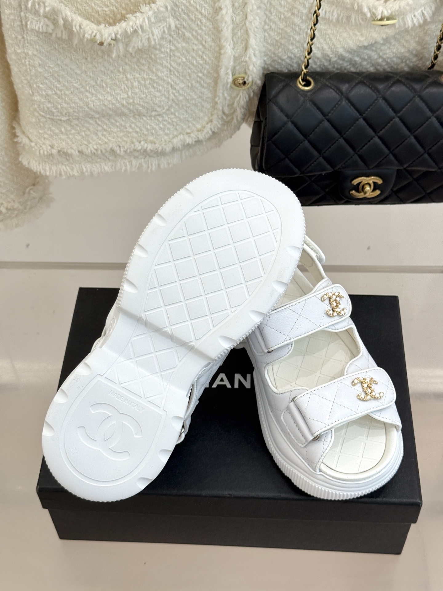 CHANE*|小香25K新品链条双C厚底沙滩休闲凉鞋在阳光与沙滩交织的度假 解锁海滨时髦密码!这双凉鞋成