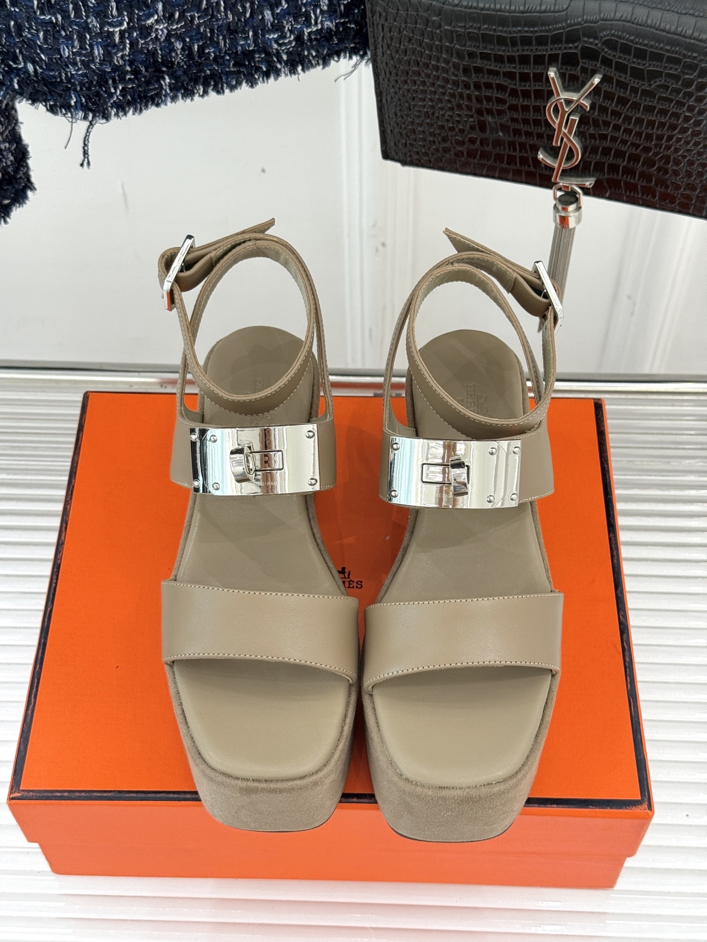Hermès/爱马仕25WF新品Kelly扣防水台厚底凉鞋当H家的经典Kelly元素邂逅厚底凉鞋一场关于