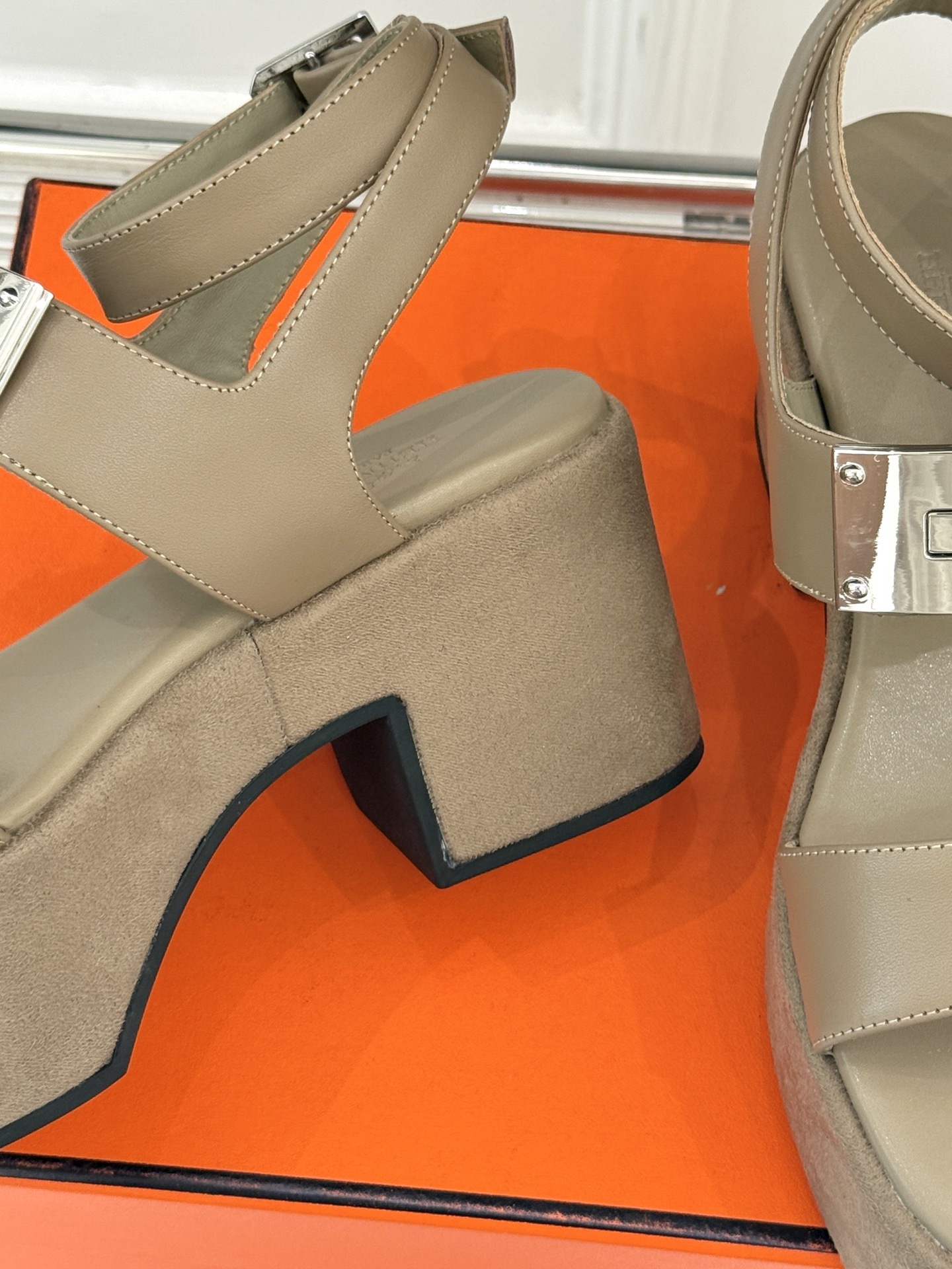 Hermès/爱马仕25WF新品Kelly扣防水台厚底凉鞋当H家的经典Kelly元素邂逅厚底凉鞋一场关于