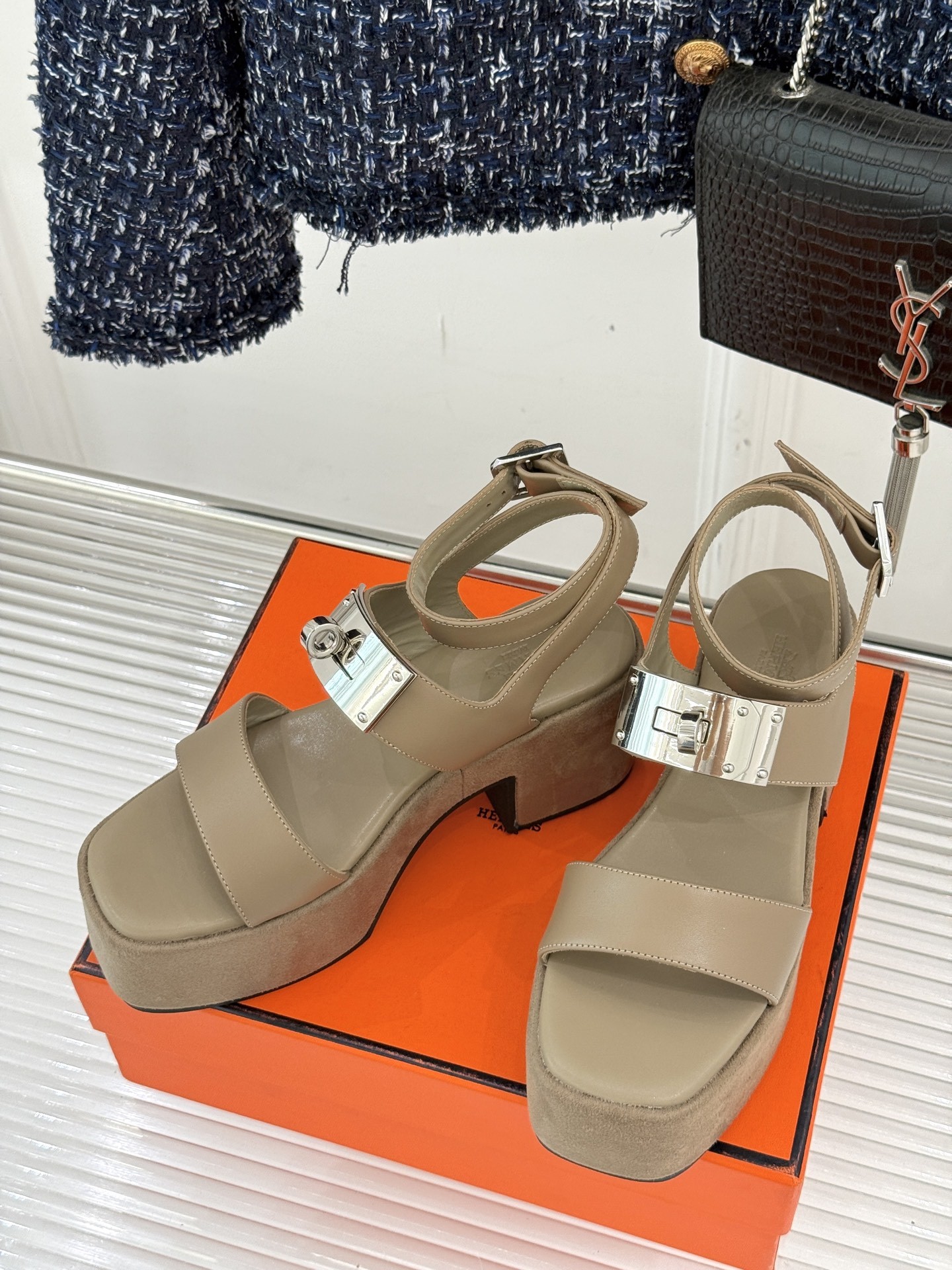 Hermès/爱马仕25WF新品Kelly扣防水台厚底凉鞋当H家的经典Kelly元素邂逅厚底凉鞋一场关于